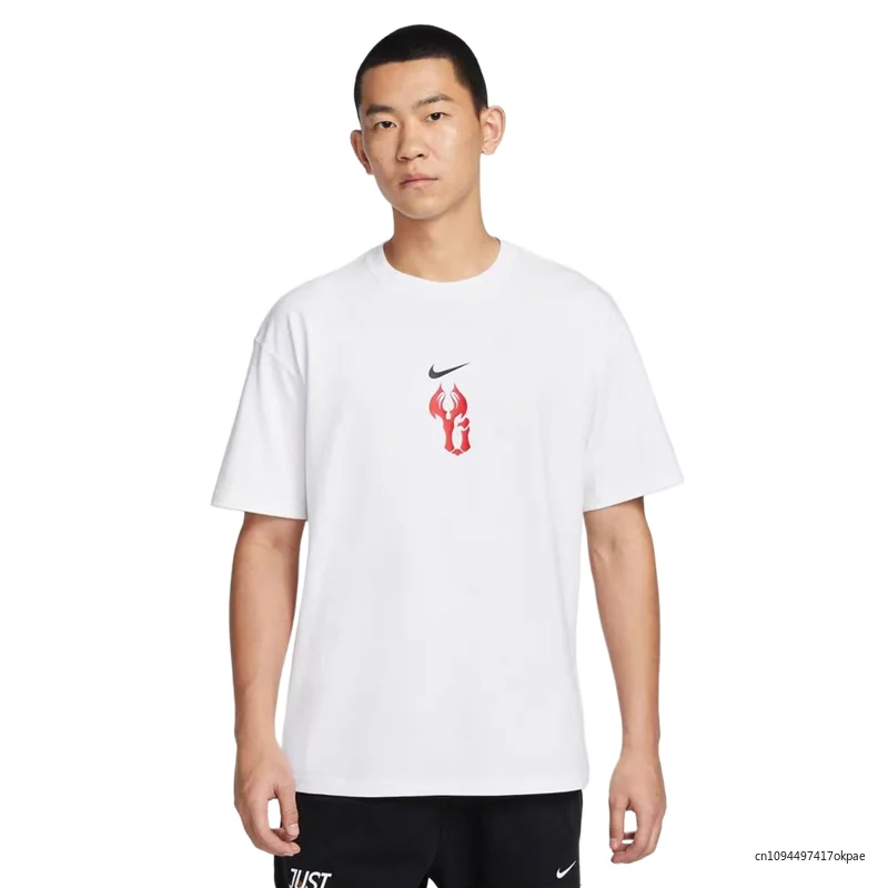 Nike # Хлопковая футболка с круглым вырезом и короткими рукавами с принтом Odile (M--5XL), черный цвет
Nike # Хлопковая футболка с круглым вырезом и короткими рукавами с принтом Odile (M--5XL), черный цвет