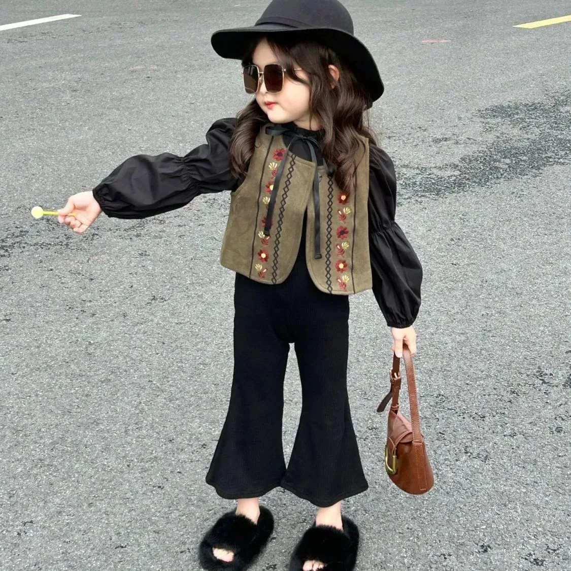 Girls' Set Spring and Autumn New Style Children's Embroidered Vest Bubble Sleeve Shirt Soft Bellbottom Pants 3-Piece Set
Girls' Set Spring and Autumn New Style Children's Embroidered Vest Bubble Sleeve Shirt Soft Bellbottom Pants 3-Piece Set