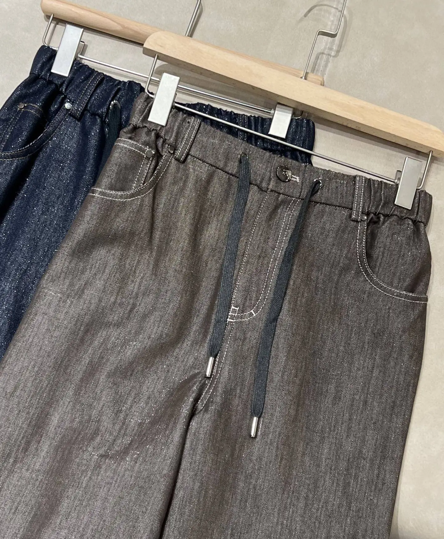 2026 Early Spring New Women'S Drawstring Loose Fit Casual Fashionable Versatile Glitter Elastic Waist Jeans
2026 Early Spring New Women'S Drawstring Loose Fit Casual Fashionable Versatile Glitter Elastic Waist Jeans