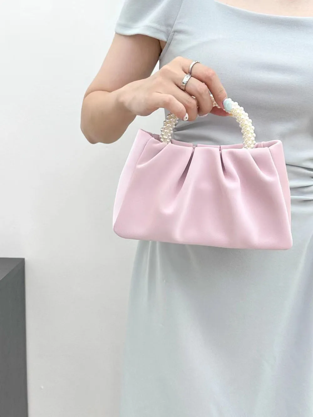 New Spring Summer Women's Handbag Pearl Solid Color Crossbody Bag Pleated Clutch Bags Fashion Elegant Daily Bags For Ladies
New Spring Summer Women's Handbag Pearl Solid Color Crossbody Bag Pleated Clutch Bags Fashion Elegant Daily Bags For Ladies
