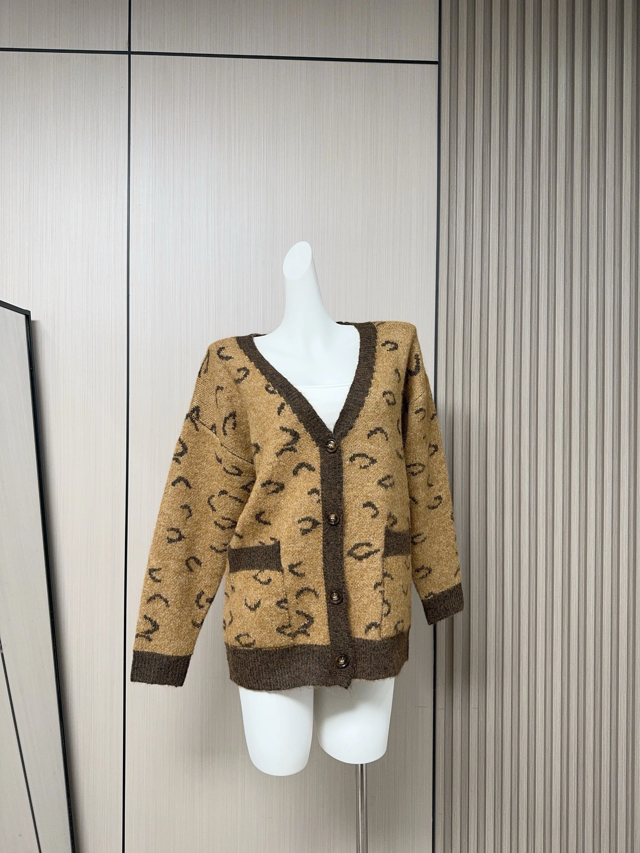 Женский осенне-зимний свободный кардиган с длинным рукавом и v-образным вырезом, верхняя одежда, женская винтажная однобортная вязаная куртка с животным принтом
Женский осенне-зимний свободный кардиган с длинным рукавом и v-образным вырезом, верхняя одежда, женская винтажная однобортная вязаная куртка с животным принтом