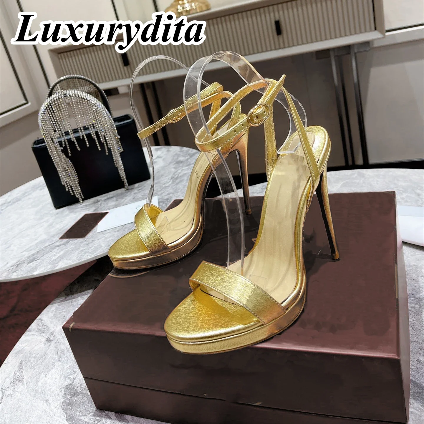 Роскошные женские сандалии LUXURYDITA на высоком каблуке 10 см, дизайнерские вечерние туфли на красном каблуке по индивидуальному заказу, праздничная обувь H549
Роскошные женские сандалии LUXURYDITA на высоком каблуке 10 см, дизайнерские вечерние туфли на красном каблуке по индивидуальному заказу, праздничная обувь H549
