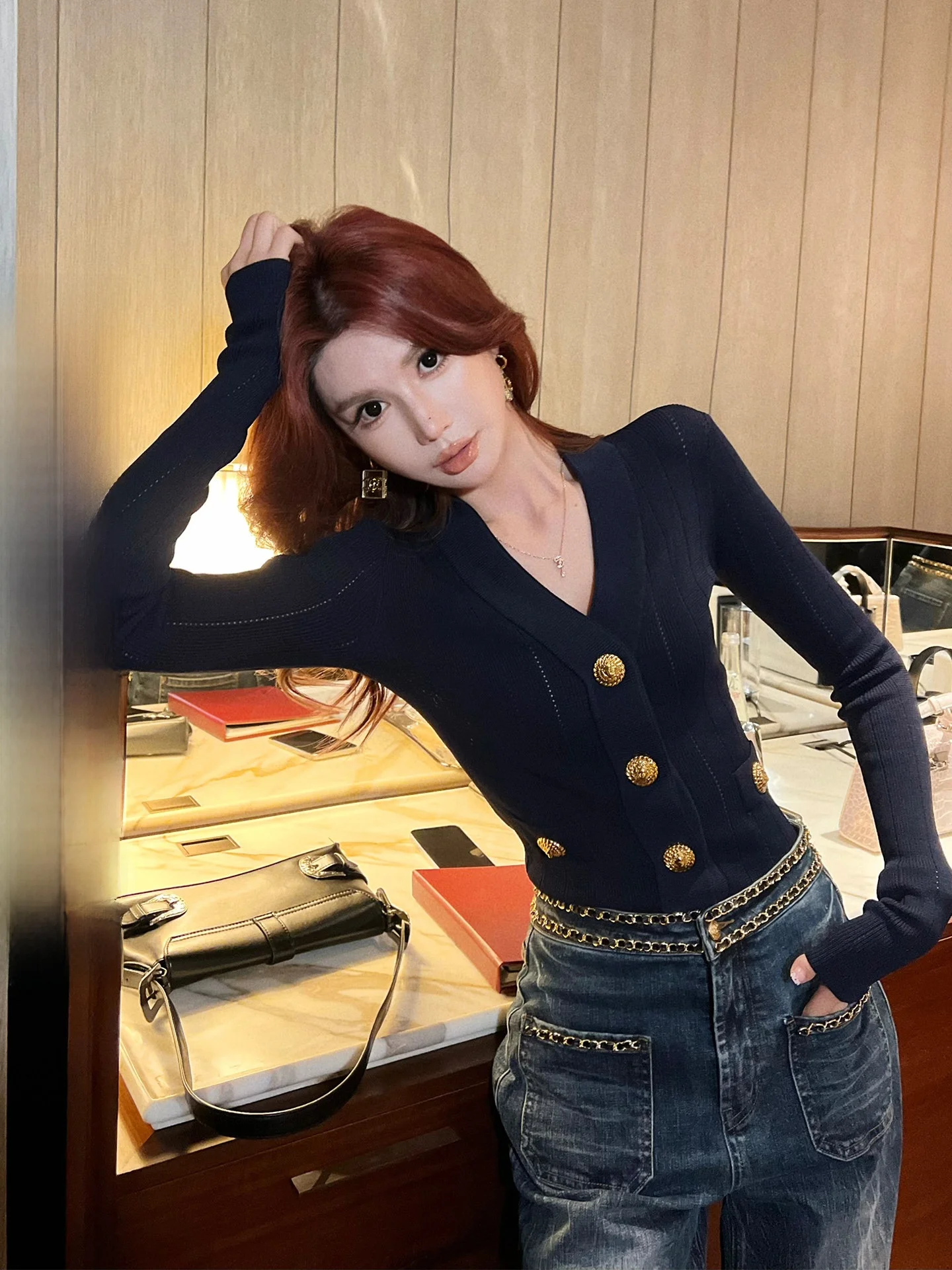 Элегантный вязаный свитер с V-образным вырезом для женщин, ранняя весна, высококачественный, приталенный, с длинными рукавами
Элегантный вязаный свитер с V-образным вырезом для женщин, ранняя весна, высококачественный, приталенный, с длинными рукавами