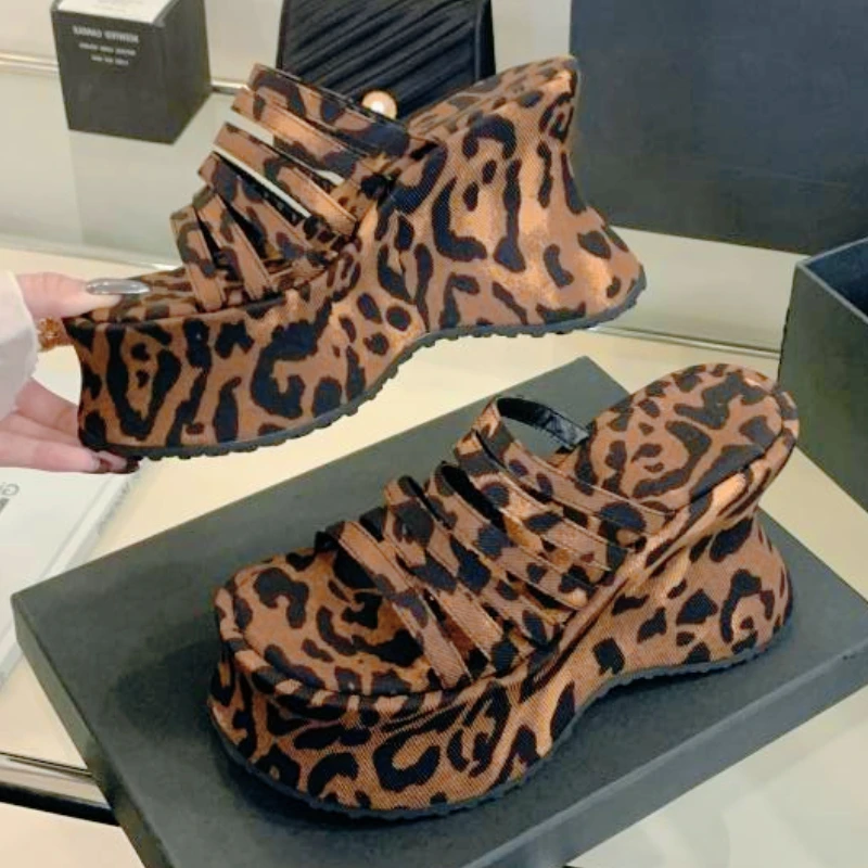 Fashion Open Toe Leopard Print Platform Slipper Woman 11 CM Wedge Narrow Band Slide Sandal Elegant Street Style Zapatos De Mujer
Fashion Open Toe Leopard Print Platform Slipper Woman 11 CM Wedge Narrow Band Slide Sandal Elegant Street Style Zapatos De Mujer