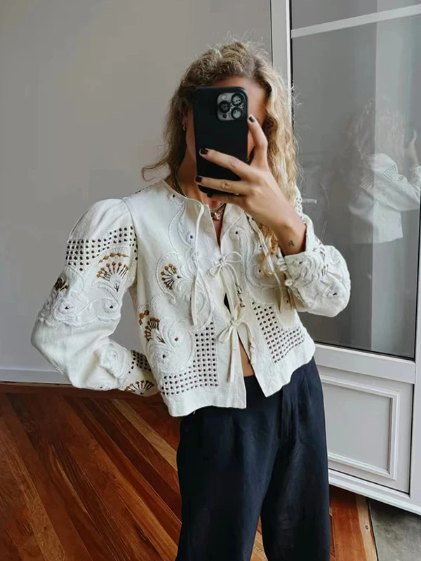 Elegant Embroidered Fan Shape Flower Early Spring New Women's Shirt Bubble Sleeve round Neck Cotton Pure French Style Short
Elegant Embroidered Fan Shape Flower Early Spring New Women's Shirt Bubble Sleeve round Neck Cotton Pure French Style Short