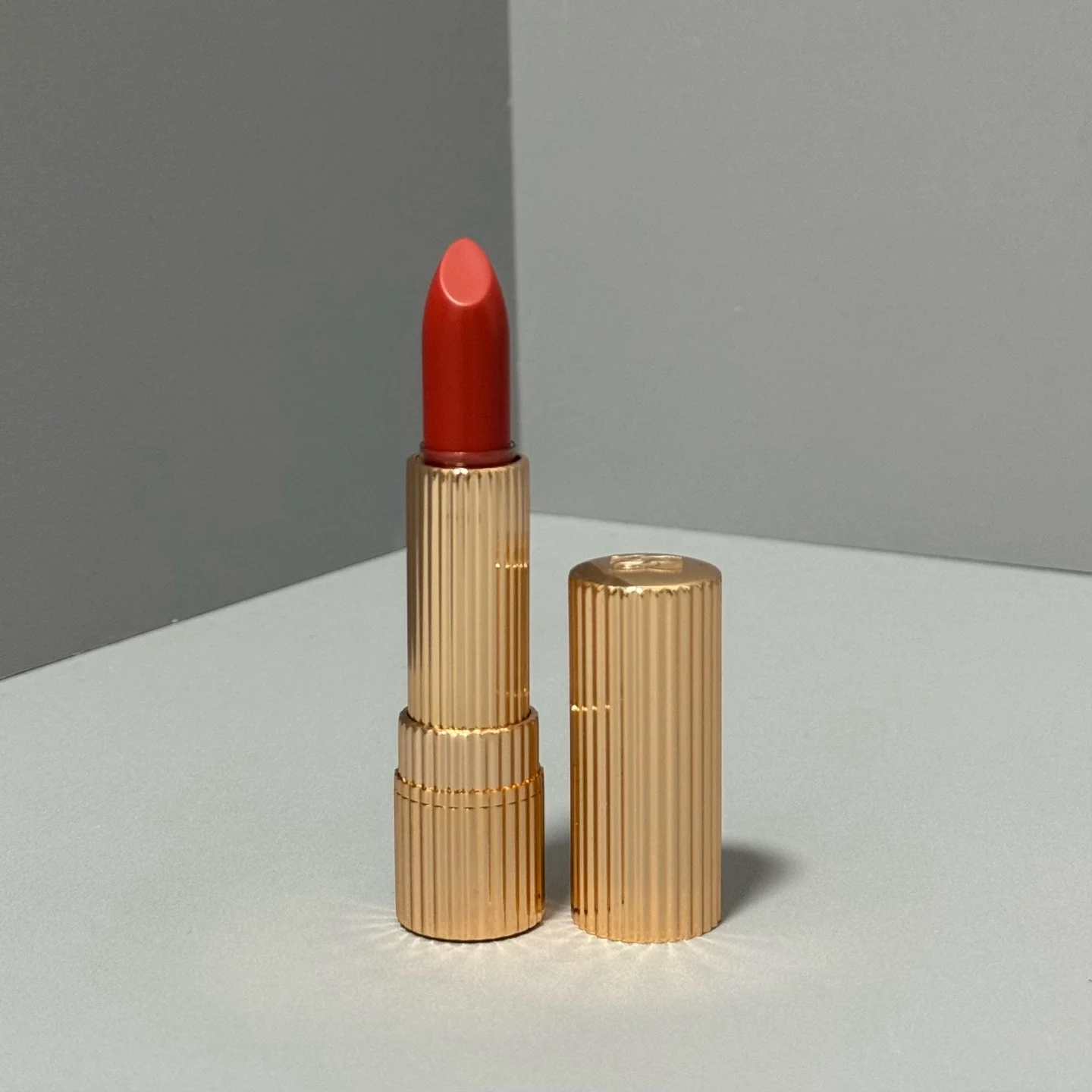 Lipstick Golden Tube Pleated Design Long Lasting Smudge Proof Universal Flattering Colors Vintage Elegant Makeup
Lipstick Golden Tube Pleated Design Long Lasting Smudge Proof Universal Flattering Colors Vintage Elegant Makeup