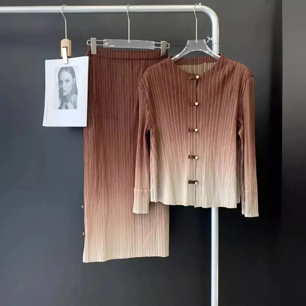 Pleats Original Gradient Color Plate Buckle Long-sleeved Pleated Suit Female Spring New Light Blouse Half Skirt Two-piece Set
Pleats Original Gradient Color Plate Buckle Long-sleeved Pleated Suit Female Spring New Light Blouse Half Skirt Two-piece Set