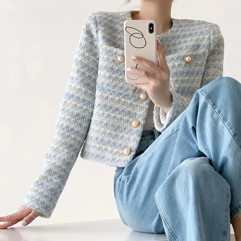 Autumn Winter New Female Short Top Coat Retro Women Fashion Long Sleeves Jacket Fragrant Wind Ladies Round Neck Pearl Outwear
Autumn Winter New Female Short Top Coat Retro Women Fashion Long Sleeves Jacket Fragrant Wind Ladies Round Neck Pearl Outwear