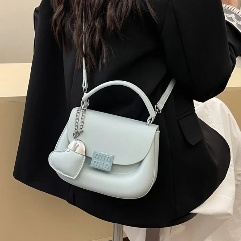 Сумка через плечо с тиснением из искусственного крокодила: женская сумка с роскошной текстурой, структурированный европейский силуэт и фурнитура золотого цвета 2025 г.
Сумка через плечо с тиснением из искусственного крокодила: женская сумка с роскошной текстурой, структурированный европейский силуэт и фурнитура золотого цвета 2025 г.