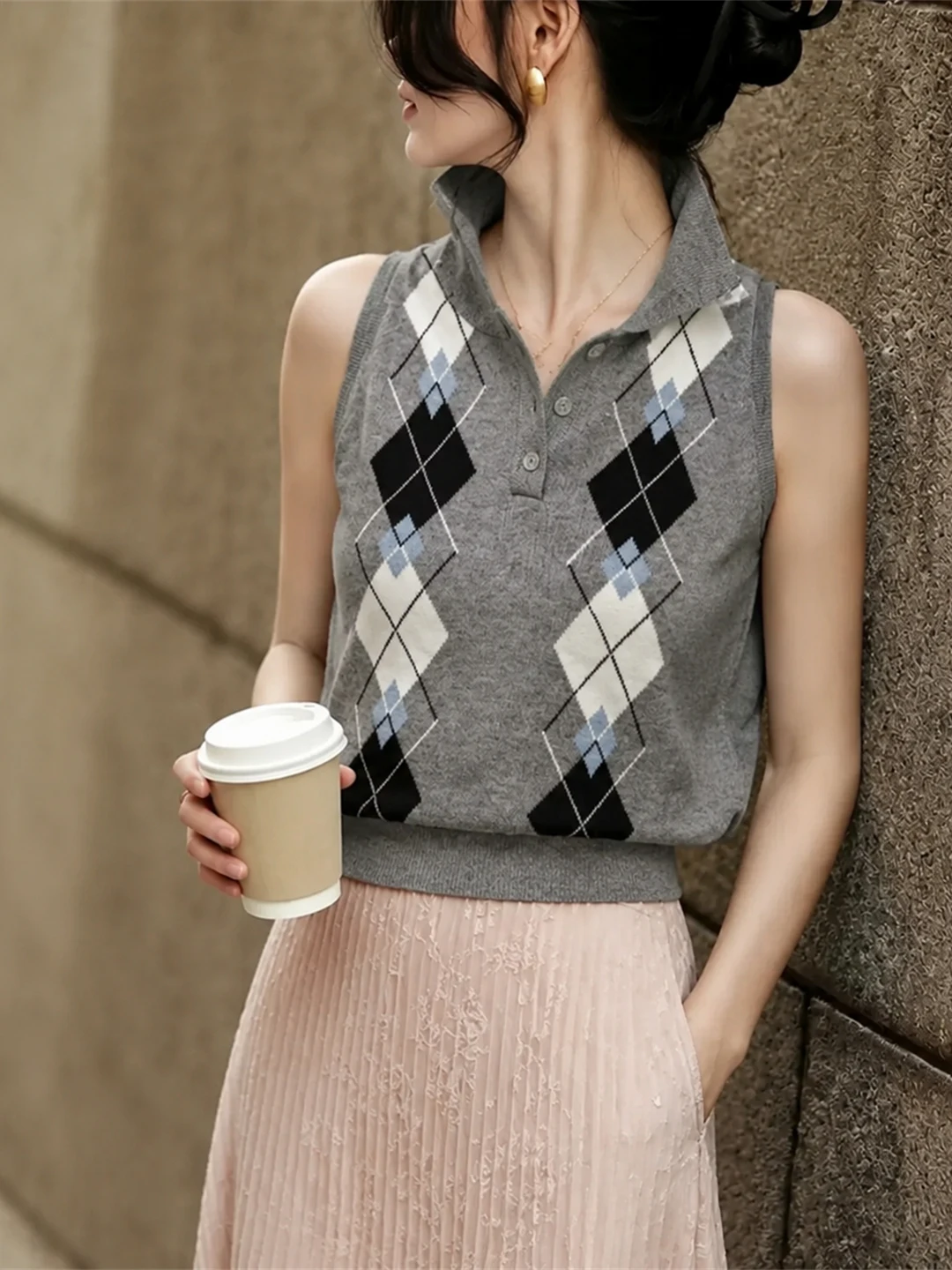 Summer Ice Silk Knitted Vest Women's Half Open Collar Sleeveless Contrast Color Commute Style Korean Fashion Anti-Aging
Summer Ice Silk Knitted Vest Women's Half Open Collar Sleeveless Contrast Color Commute Style Korean Fashion Anti-Aging