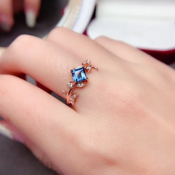 Модное серебряное кольцо с топазом для молодой девушки, 5 мм * 5 мм, кольцо с натуральным топазом, твердое серебро 925 пробы, ювелирные изделия с лондонским синим топазом
Модное серебряное кольцо с топазом для молодой девушки, 5 мм * 5 мм, кольцо с натуральным топазом, твердое серебро 925 пробы, ювелирные изделия с лондонским синим топазом