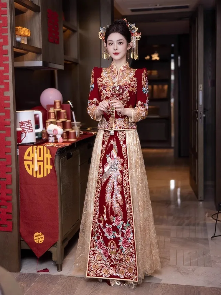 A new style of Chinese dragon and phoenix wedding gown with contrasting colors
A new style of Chinese dragon and phoenix wedding gown with contrasting colors