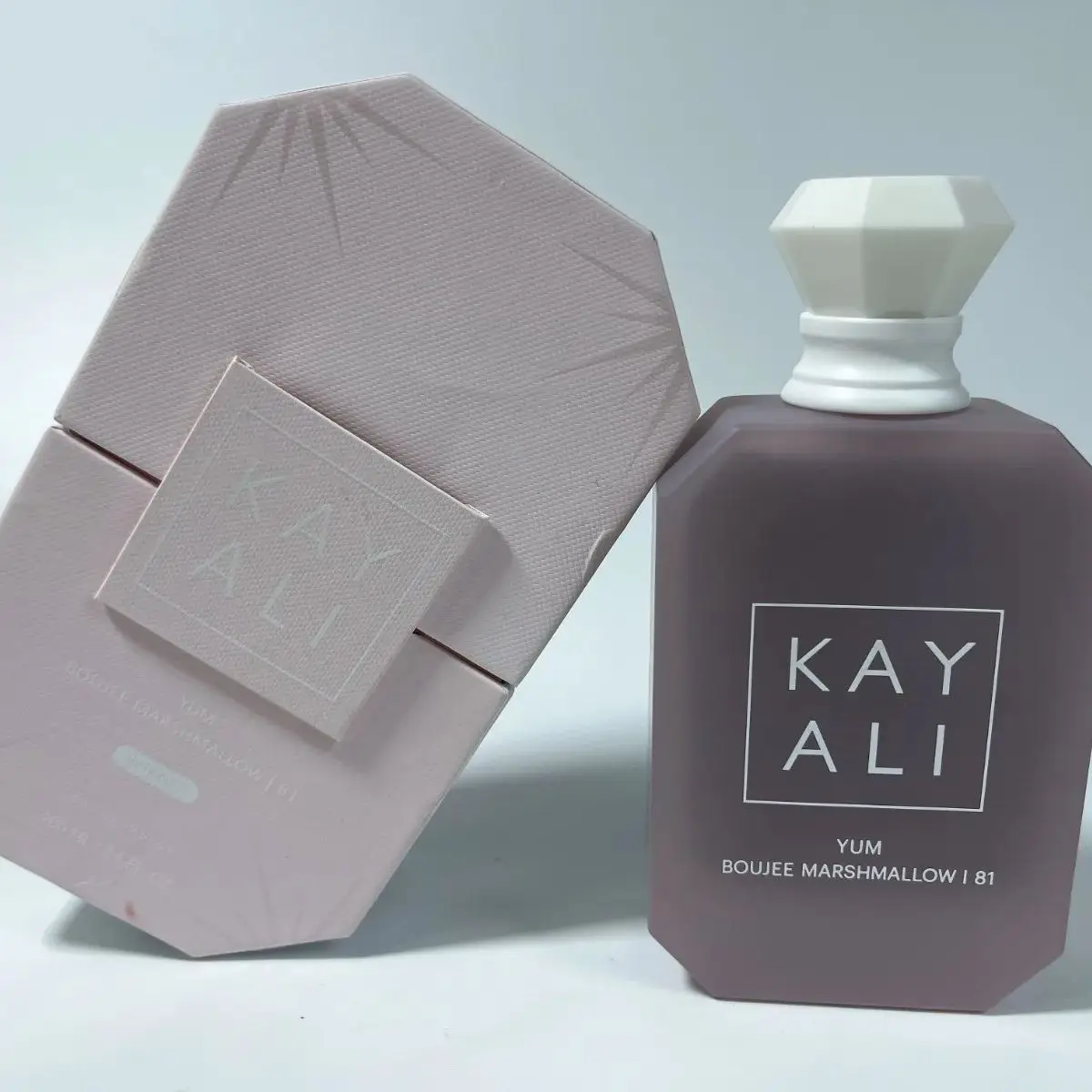 Зефир KAYALI Yum Boujee | 81, роскошные духи Gourmand, пушистый розовый зефир и сочный аромат клубники
Зефир KAYALI Yum Boujee | 81, роскошные духи Gourmand, пушистый розовый зефир и сочный аромат клубники