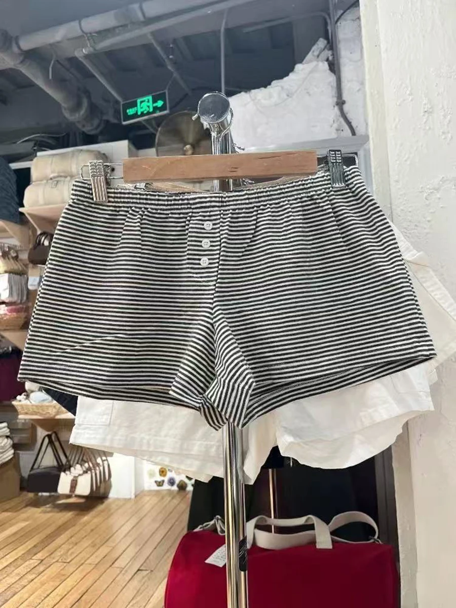 Summer Gray Striped Shorts Women 2025 New Three Buttons Elastic Waist Short Sweatpants Sweet Simple Casual Home Sport Shorts
Summer Gray Striped Shorts Women 2025 New Three Buttons Elastic Waist Short Sweatpants Sweet Simple Casual Home Sport Shorts