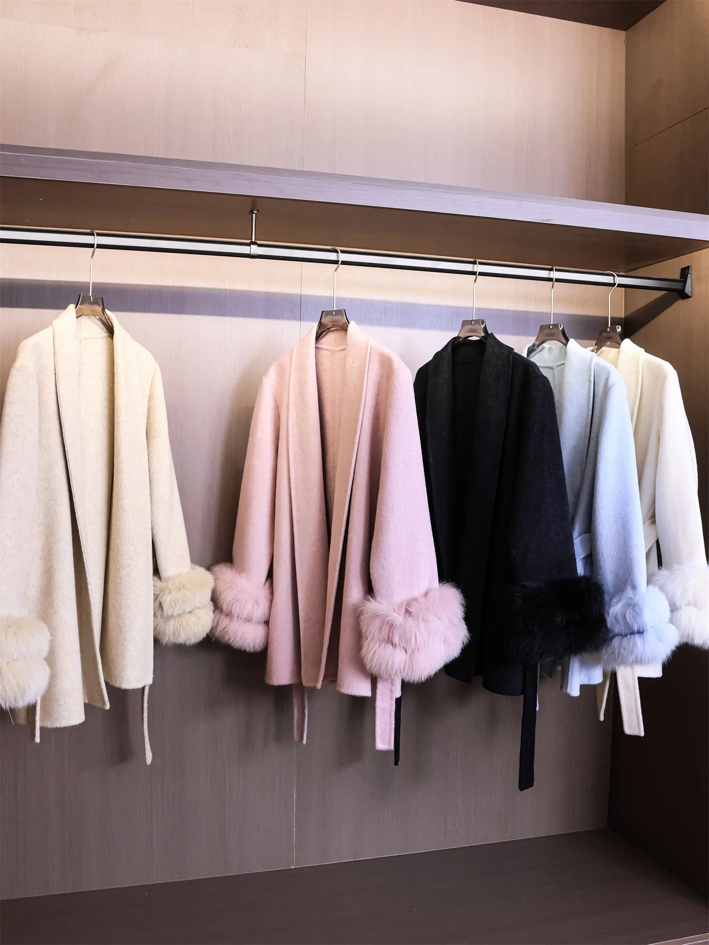Elegant Detachable Fur Sleeve Woolen Coat Women's Double-Faced Cashmere Jacket with Belt Korean Style Thick Winter Outerwear
Elegant Detachable Fur Sleeve Woolen Coat Women's Double-Faced Cashmere Jacket with Belt Korean Style Thick Winter Outerwear
