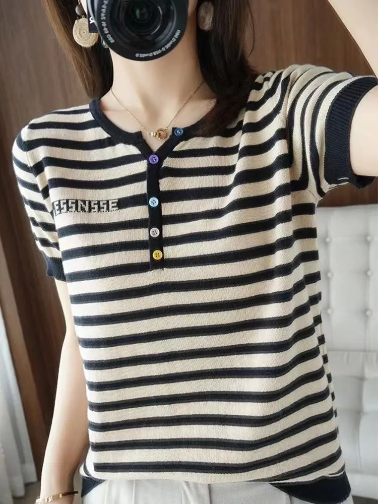 Женская футболка из ледяного шелка в полоску, корейский стиль, трикотажный базовый топ, летняя модная повседневная футболка с V-образным вырезом
Женская футболка из ледяного шелка в полоску, корейский стиль, трикотажный базовый топ, летняя модная повседневная футболка с V-образным вырезом