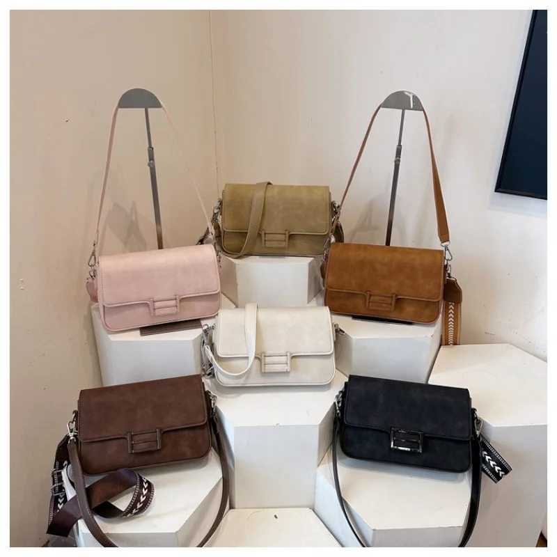 Elegant Leather Women's Messenger Bag High-End Luxury Brand Fashionable Classic Paris Elegant Trim Daily Bag
Elegant Leather Women's Messenger Bag High-End Luxury Brand Fashionable Classic Paris Elegant Trim Daily Bag