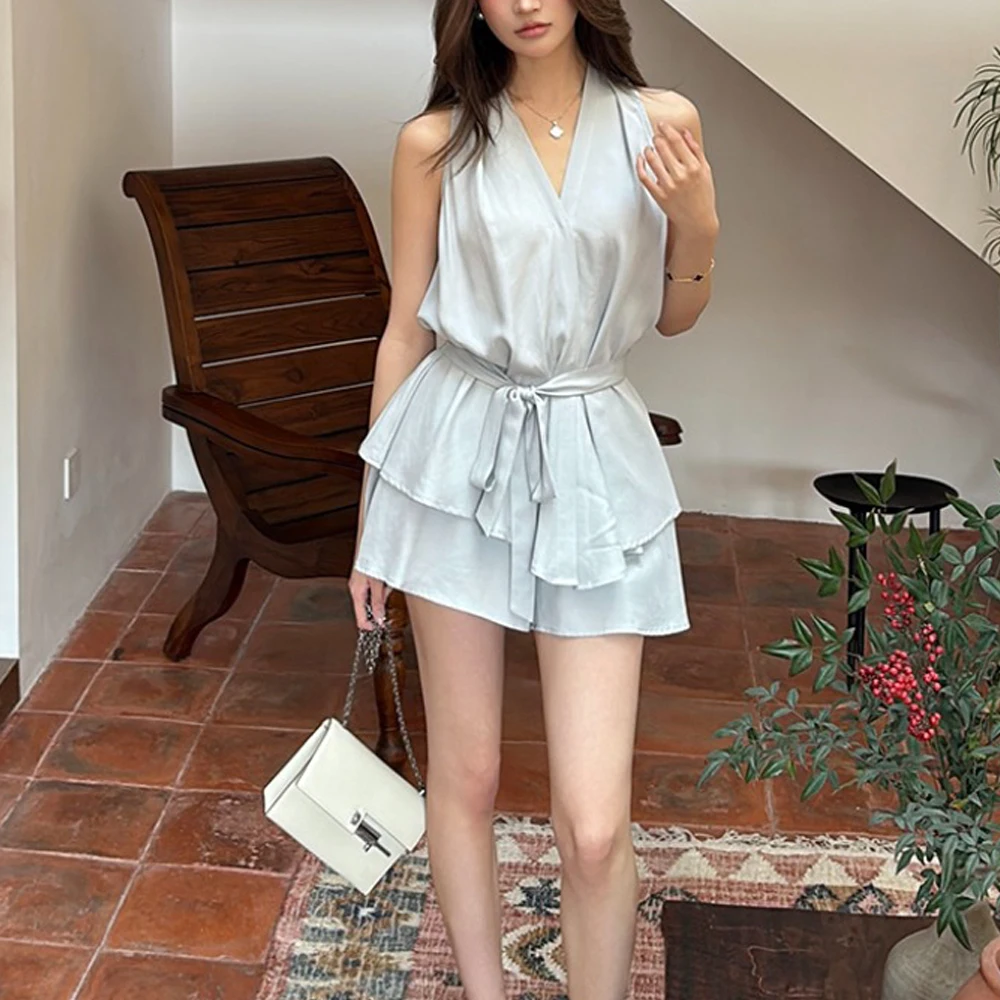 2026 Spring and Summer New Fashionable Loose Sleeveless Neck-Hanging Belt Waist-Cinching Women's Top Shorts Ensemble
2026 Spring and Summer New Fashionable Loose Sleeveless Neck-Hanging Belt Waist-Cinching Women's Top Shorts Ensemble