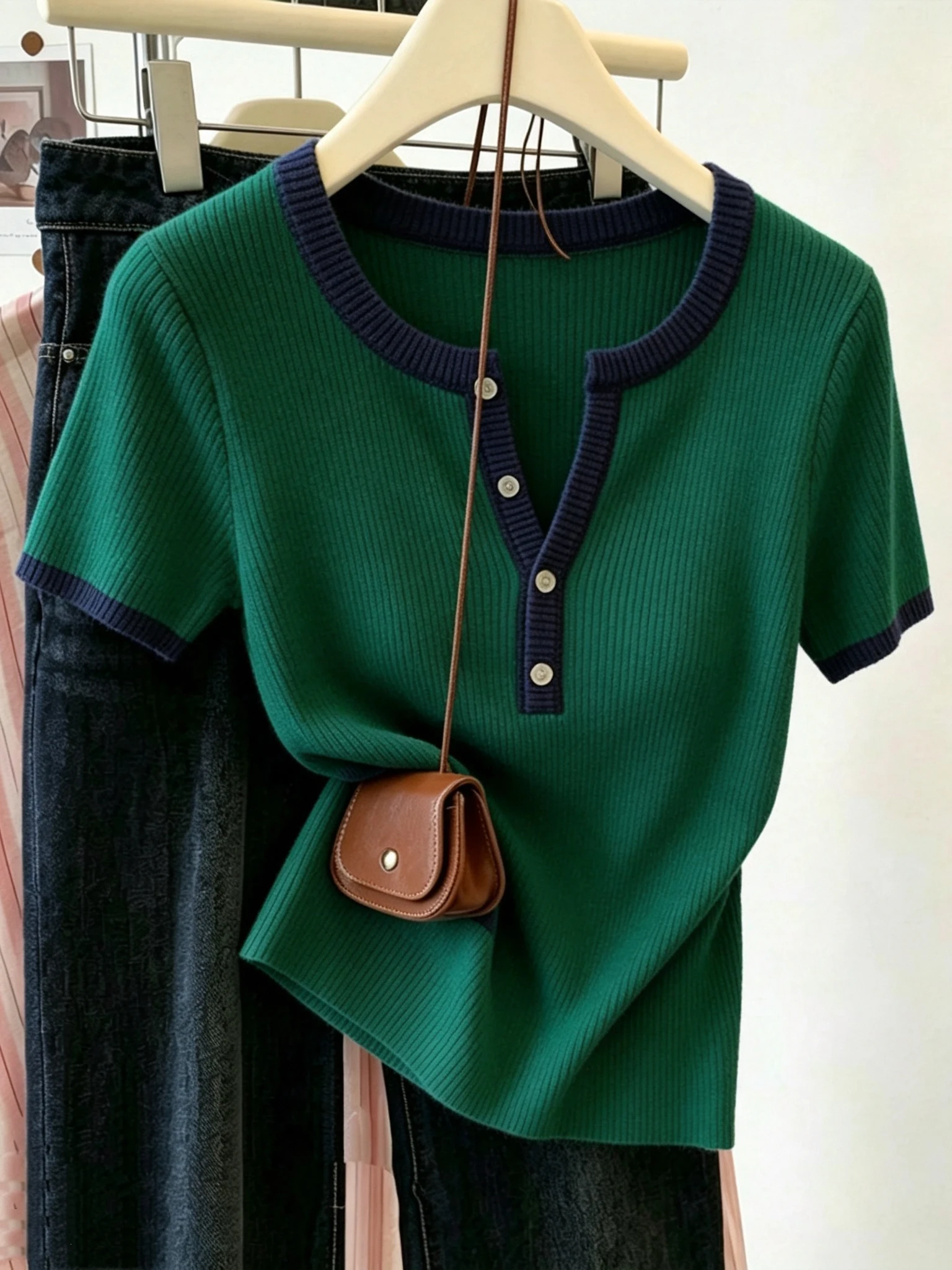 Loose Fit Knitted Short Sleeve T-Shirt Women's plus Size Green Elastic Waist Button Collar Summer Slimming Top for Younger Look
Loose Fit Knitted Short Sleeve T-Shirt Women's plus Size Green Elastic Waist Button Collar Summer Slimming Top for Younger Look