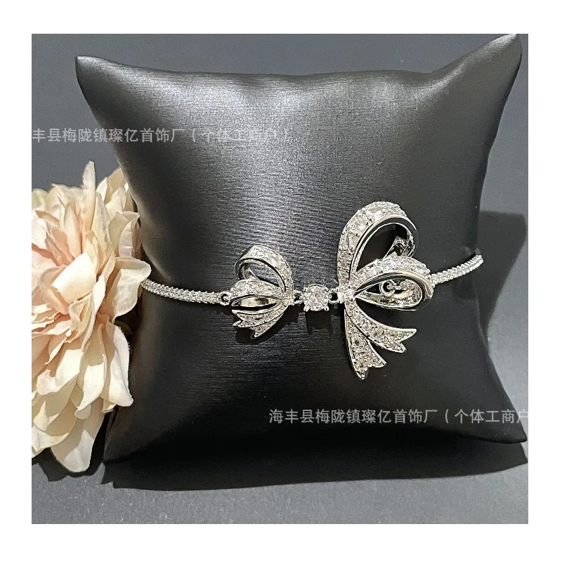 Shijia Bow Bracelet, Small Heart Silk Imitation Crystal Bracelet, Niche High-end Jewelry.
Shijia Bow Bracelet, Small Heart Silk Imitation Crystal Bracelet, Niche High-end Jewelry.