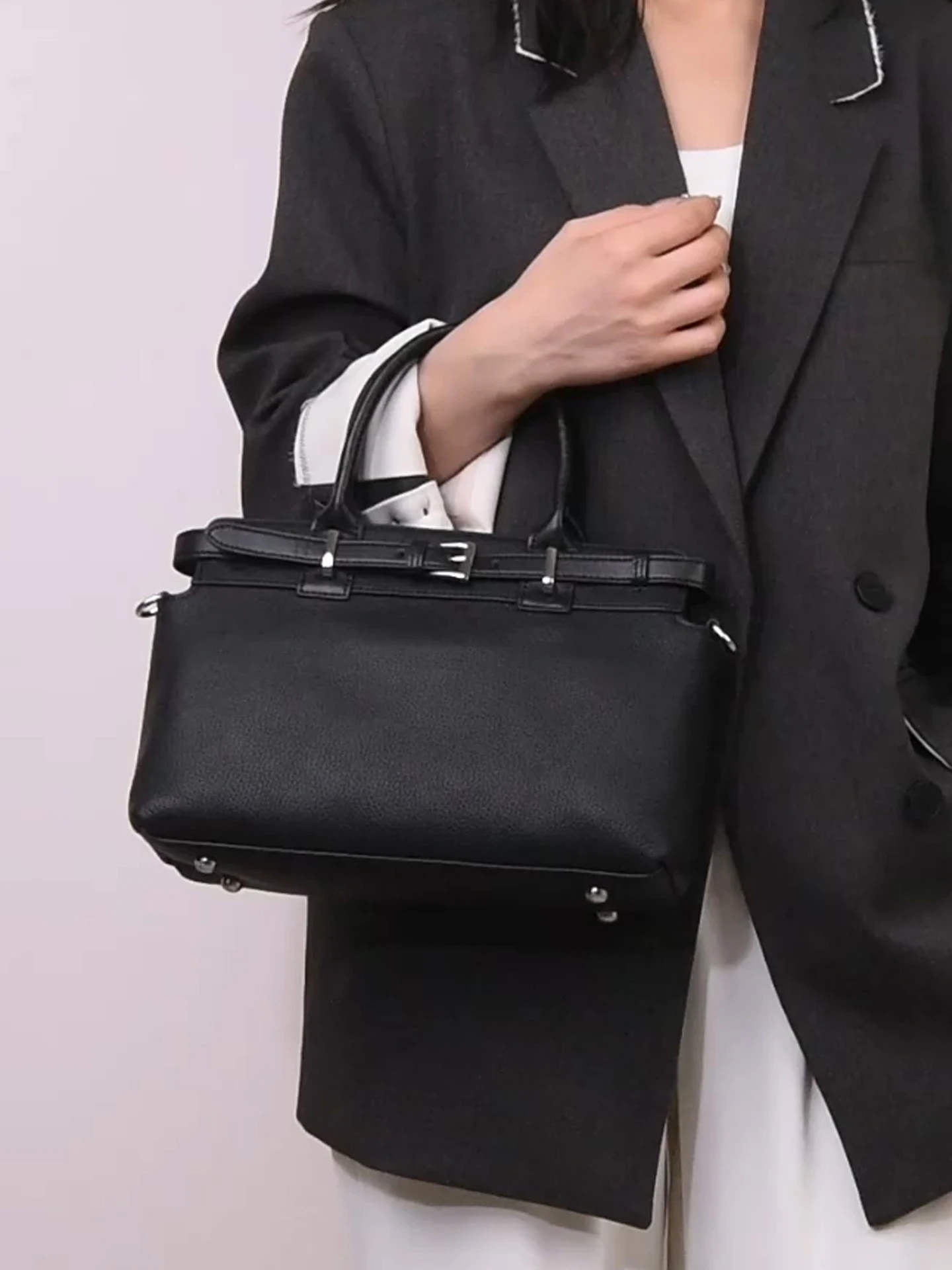 Роскошная женская сумка из натуральной кожи с ручкой и ремнем через плечо, модная дизайнерская сумка, стильная универсальная женская сумка.
Роскошная женская сумка из натуральной кожи с ручкой и ремнем через плечо, модная дизайнерская сумка, стильная универсальная женская сумка.