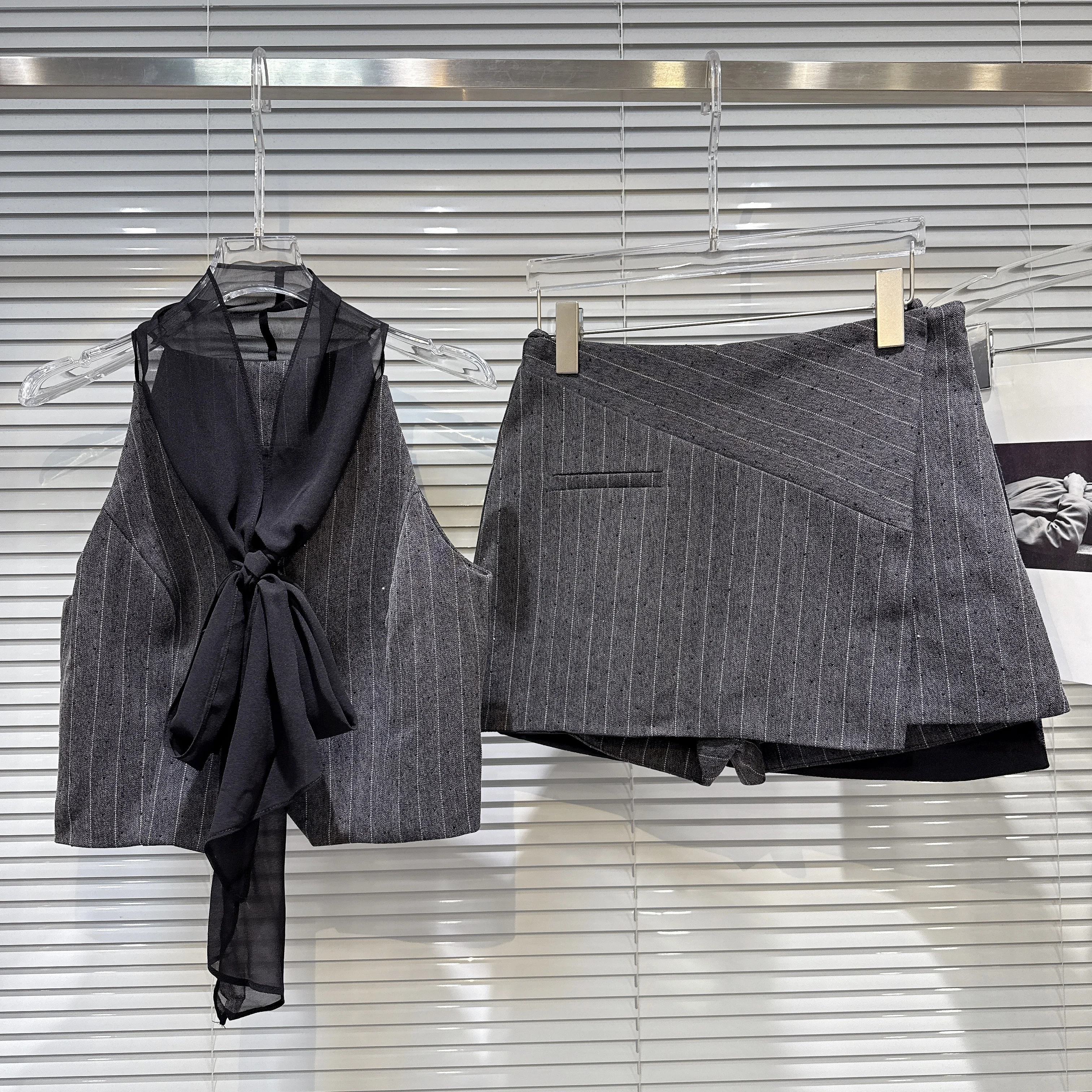 2025 Summer Trendy Mesh Scarf Striped Sleeveless Vest + Shorts Skirt Suit Set 2 Piece Outfit
2025 Summer Trendy Mesh Scarf Striped Sleeveless Vest + Shorts Skirt Suit Set 2 Piece Outfit