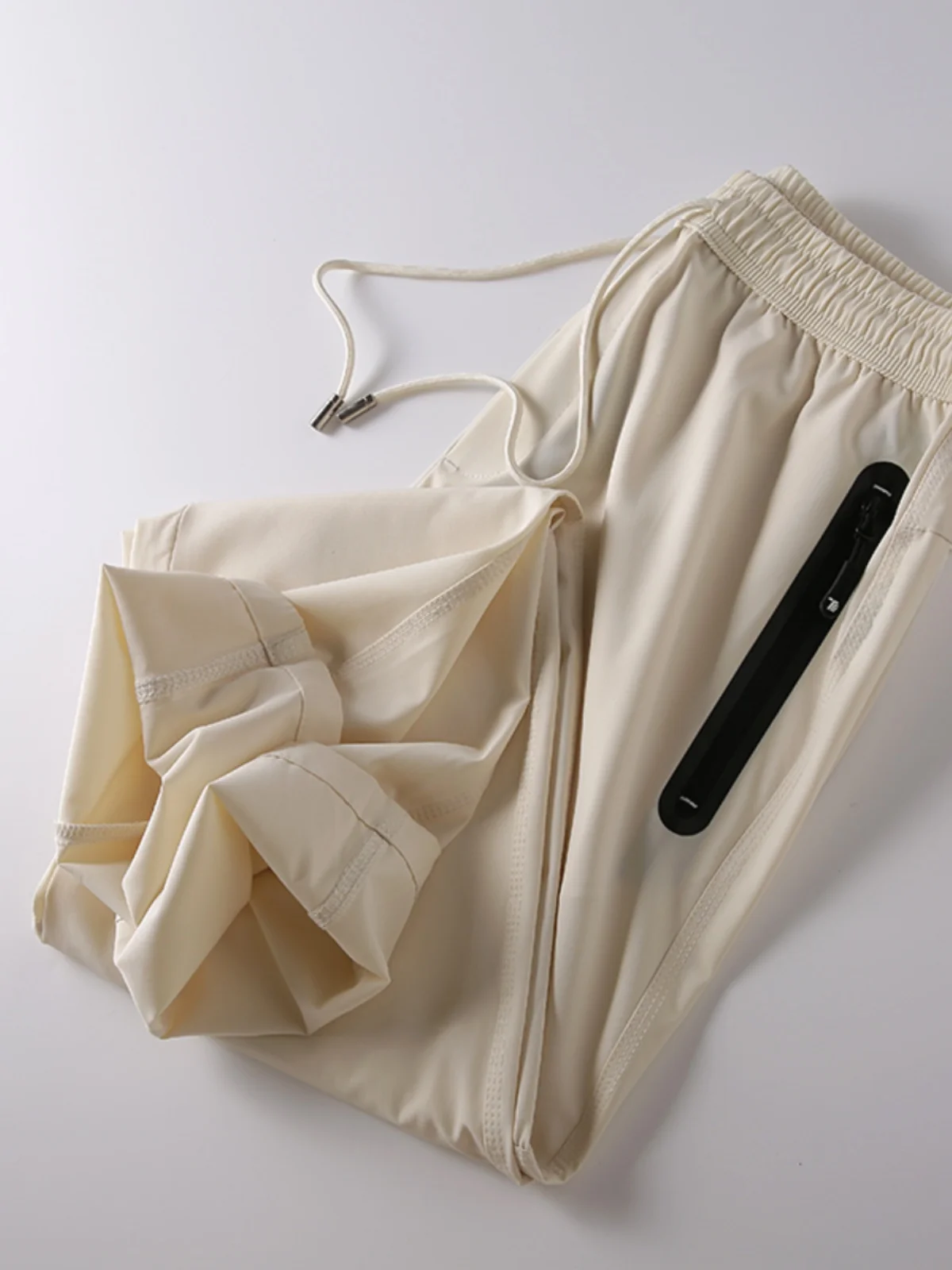 Мужские повседневные брюки с эластичным поясом и прямыми штанинами: превосходное соотношение цены и качества, тонкие, эластичные в четырех направлениях, легкие и комфортные для весны и лета.
Мужские повседневные брюки с эластичным поясом и прямыми штанинами: превосходное соотношение цены и качества, тонкие, эластичные в четырех направлениях, легкие и комфортные для весны и лета.