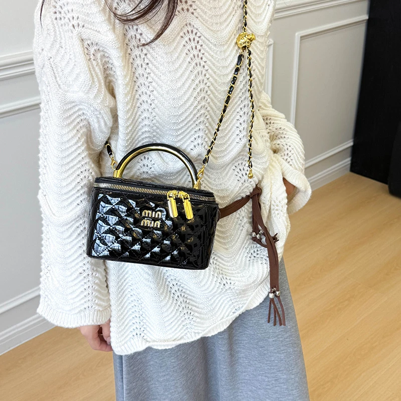 Famous Designer Women Tote Bag, Leather Handbags Messenger Style, Shoulder Crossbody In Elegant Finish
Famous Designer Women Tote Bag, Leather Handbags Messenger Style, Shoulder Crossbody In Elegant Finish