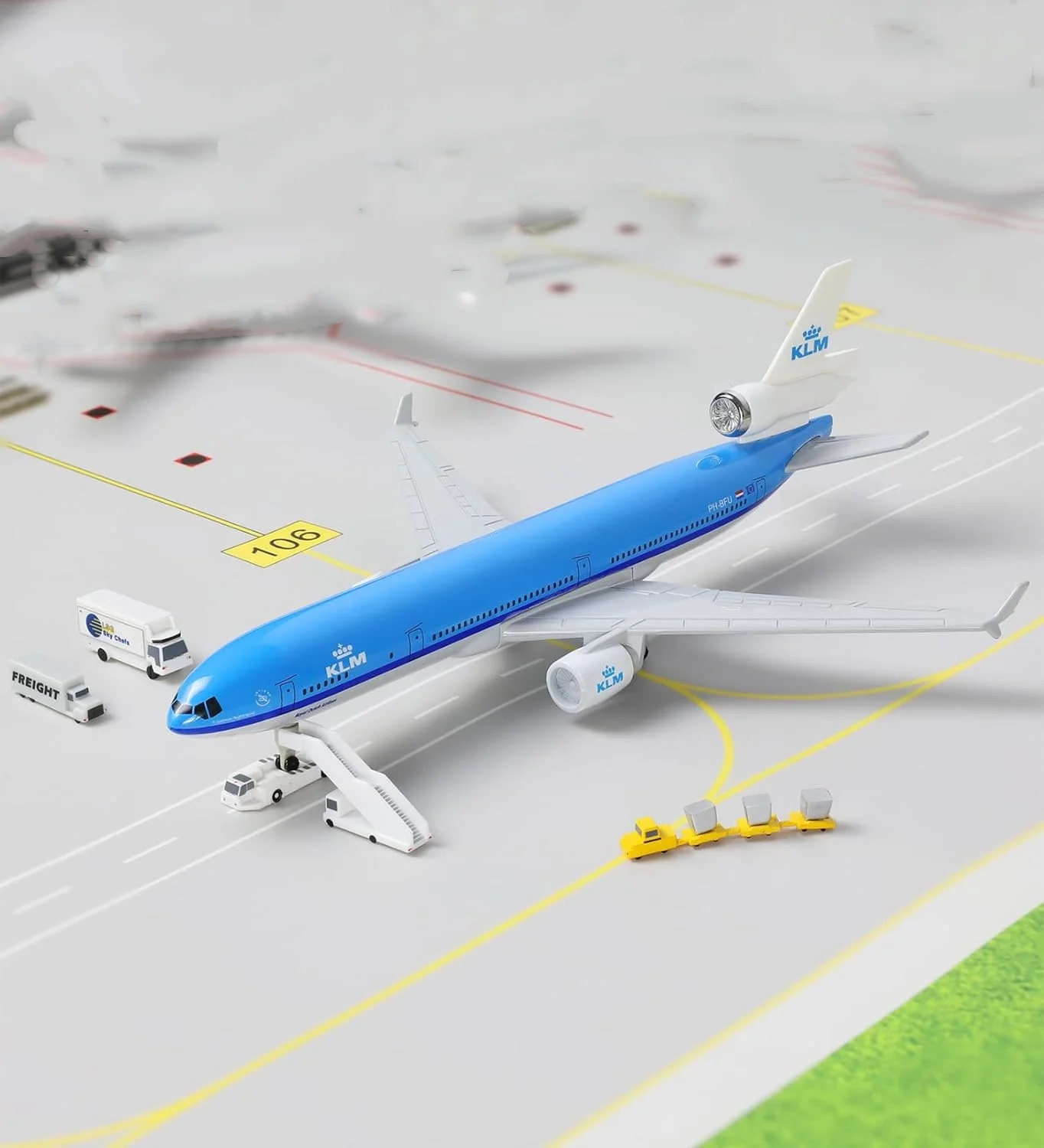 MD-11 plane 1/400 scale aircraft 20cm MD11 KLM Airways Metal Alloy Model Diecast airplane model toy Display Collection Aviation
MD-11 plane 1/400 scale aircraft 20cm MD11 KLM Airways Metal Alloy Model Diecast airplane model toy Display Collection Aviation