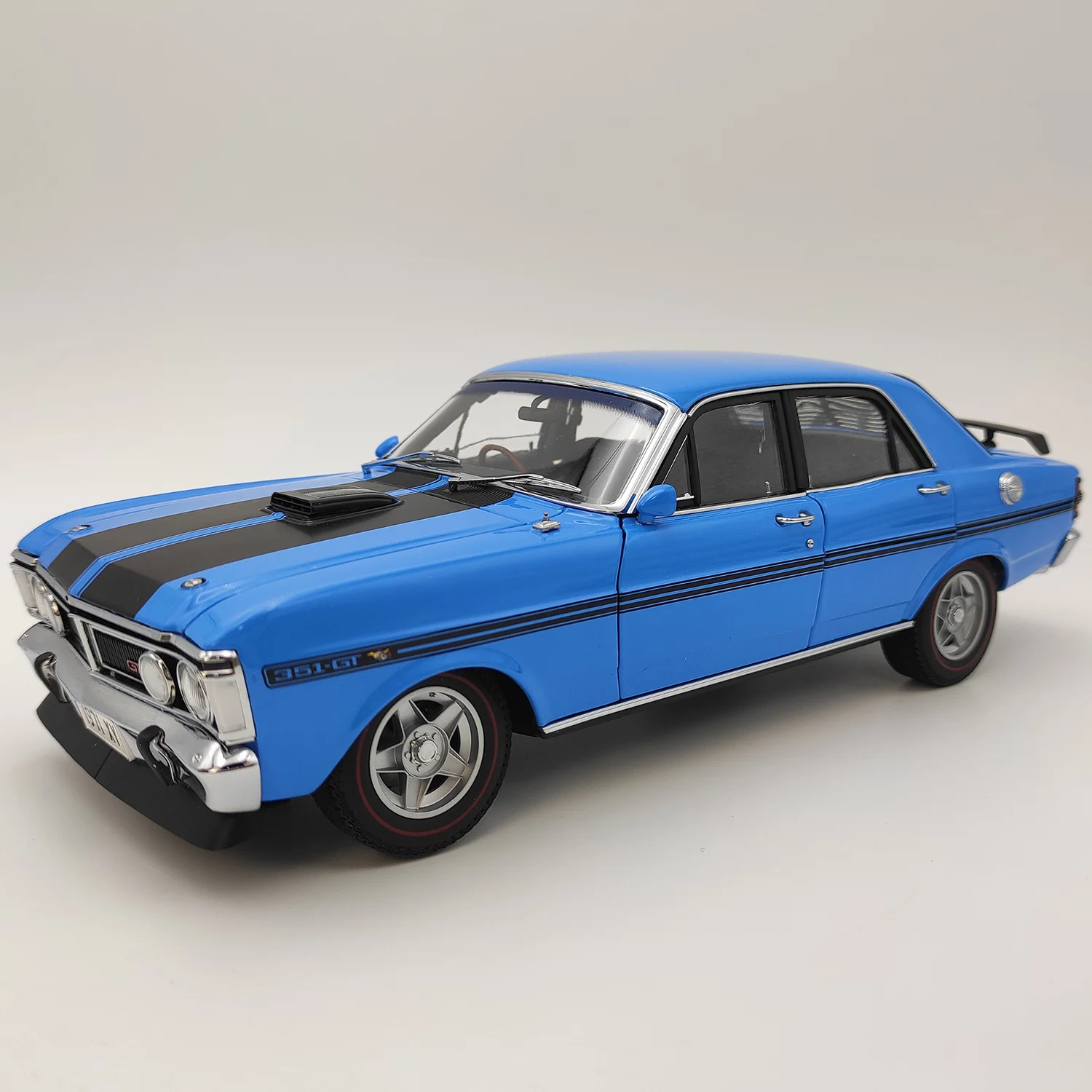 Без коробки, литой под давлением, масштаб 1/18, CC FORD Ford FALCON, модель автомобиля из сплава, игрушечный автомобиль для взрослых, коллекционная игрушка, подарок, сувенир, украшение для дисплея 
Без коробки, литой под давлением, масштаб 1/18, CC FORD Ford FALCON, модель автомобиля из сплава, игрушечный автомобиль для взрослых, коллекционная игрушка, подарок, сувенир, украшение для дисплея