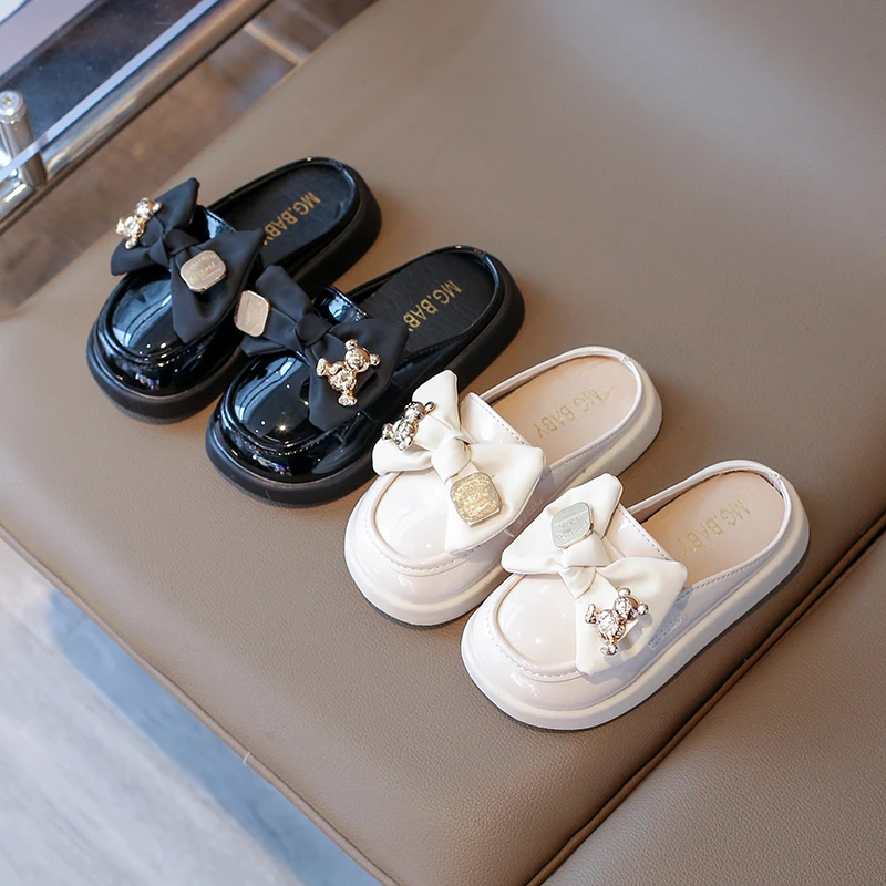 Новые тапочки для девочек с узлом-бабочкой, детские сандалии на толстой плоской подошве, обувь принцессы для детей, повседневная кожаная обувь на мягкой подошве
Новые тапочки для девочек с узлом-бабочкой, детские сандалии на толстой плоской подошве, обувь принцессы для детей, повседневная кожаная обувь на мягкой подошве