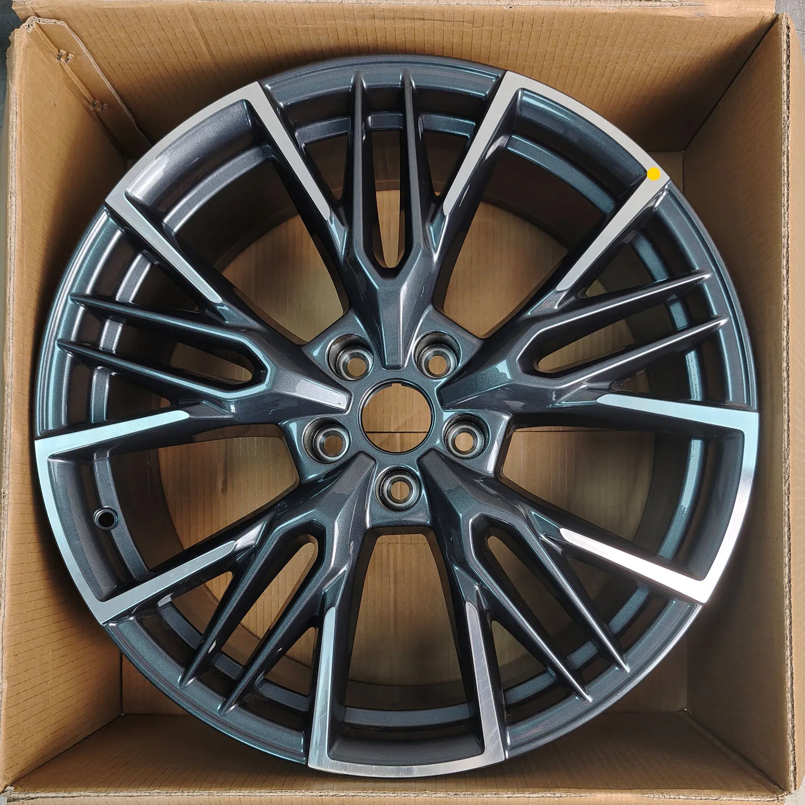 Suitable for the new replacement type of 20-inch original matching aluminum alloy wheels in Changan UNI-T wheels
Suitable for the new replacement type of 20-inch original matching aluminum alloy wheels in Changan UNI-T wheels