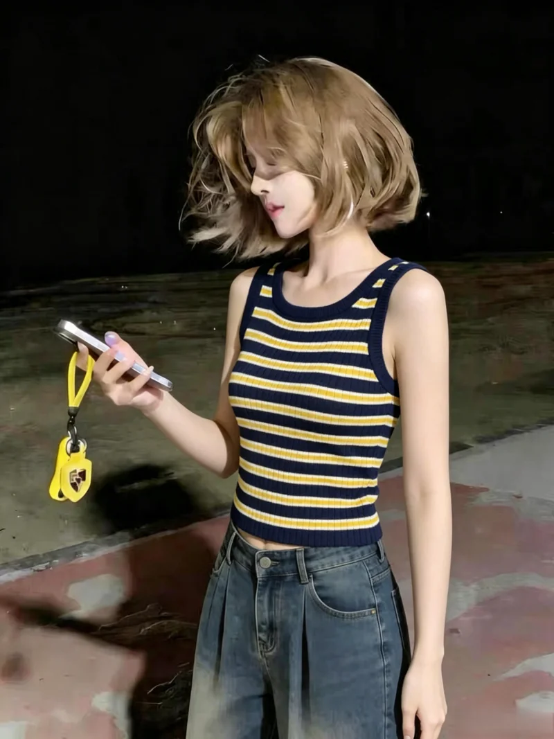 Summer Style Women's Knitted Vest Dopaamine Stripe Sleeveless Top Korean Version Slim Fit Outerwear round Neck Pullover
Summer Style Women's Knitted Vest Dopaamine Stripe Sleeveless Top Korean Version Slim Fit Outerwear round Neck Pullover