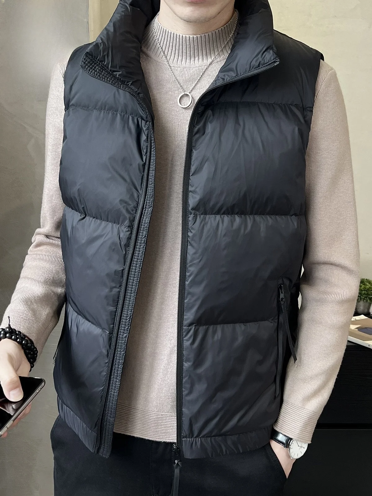 Мужской пуховый жилет: зимний, утепленный, теплый, из нейлоновой ткани, молодежный, стильный, модный, для носки как самостоятельная вещь
Мужской пуховый жилет: зимний, утепленный, теплый, из нейлоновой ткани, молодежный, стильный, модный, для носки как самостоятельная вещь