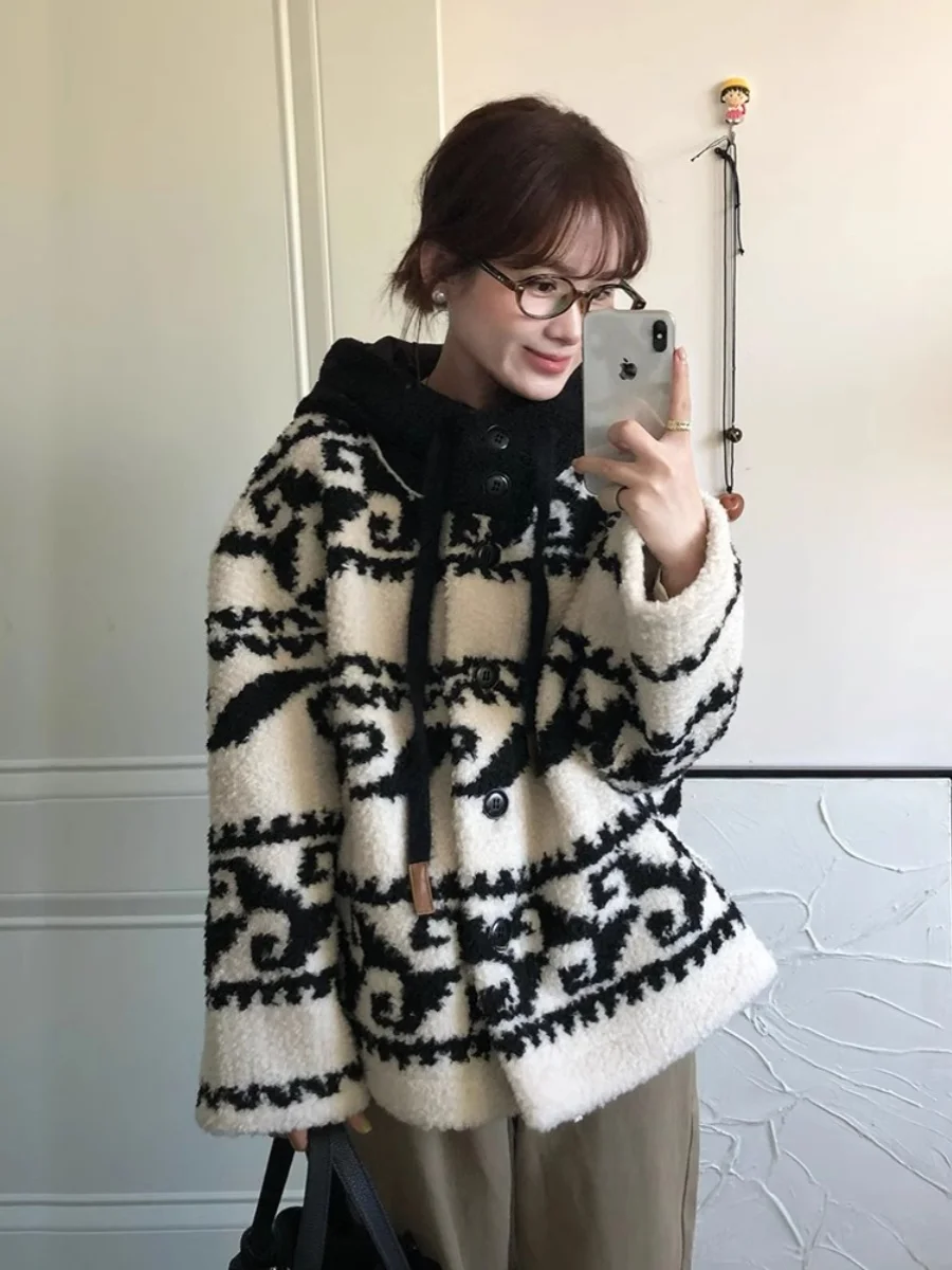 Женская куртка из овечьей шерсти 2024 года, новая осенне-зимняя модель в корейском стиле, из овечьего велюра, с длинными рукавами, с капюшоном, стандартной длины
Женская куртка из овечьей шерсти 2024 года, новая осенне-зимняя модель в корейском стиле, из овечьего велюра, с длинными рукавами, с капюшоном, стандартной длины