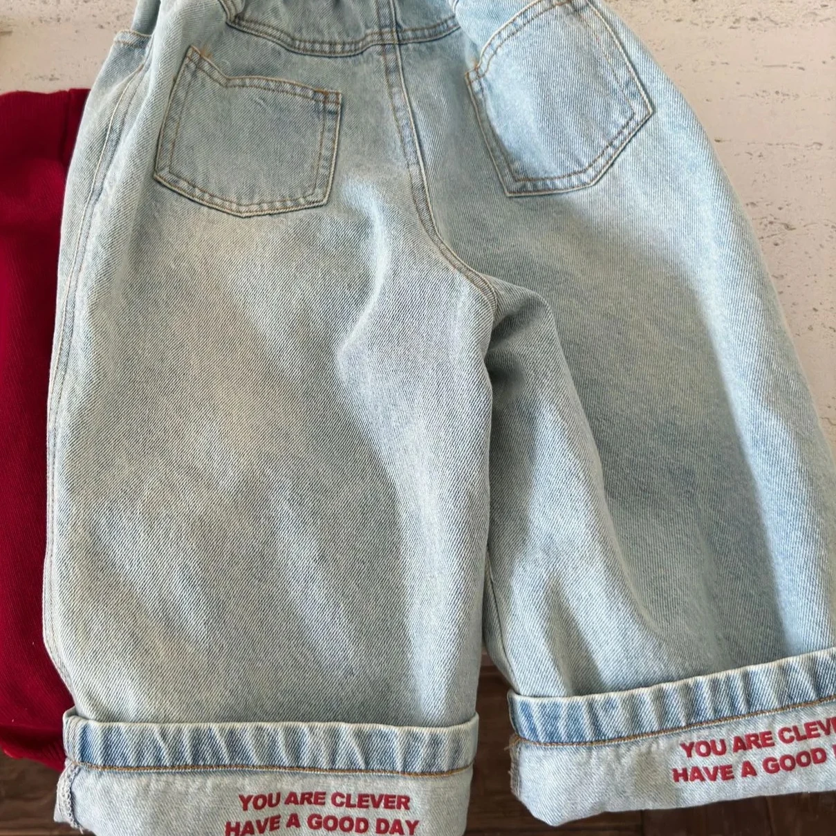 2025 Spring Summer Children's Korean Edition Casual Cartoon Letter Embroidered Loose Wide Leg Pants Versatile Cowboy
2025 Spring Summer Children's Korean Edition Casual Cartoon Letter Embroidered Loose Wide Leg Pants Versatile Cowboy