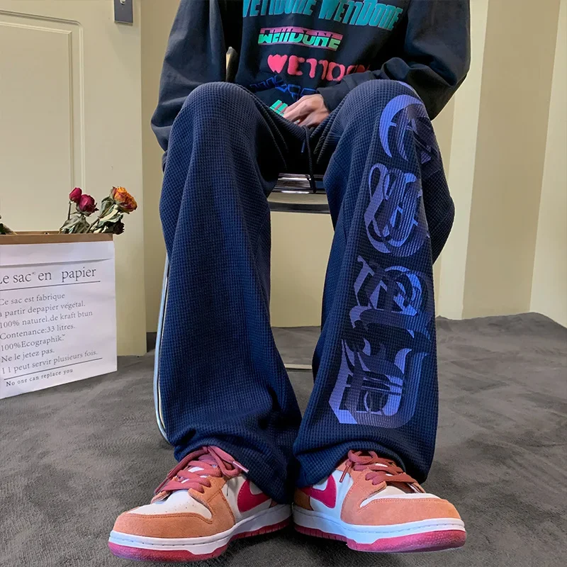 Брюки в стиле хип-хоп Ins High Street, модные вафельные американские темно-синие брюки для защиты, мужские драпированные спортивные брюки для уличных танцев 
Брюки в стиле хип-хоп Ins High Street, модные вафельные американские темно-синие брюки для защиты, мужские драпированные спортивные брюки для уличных танцев