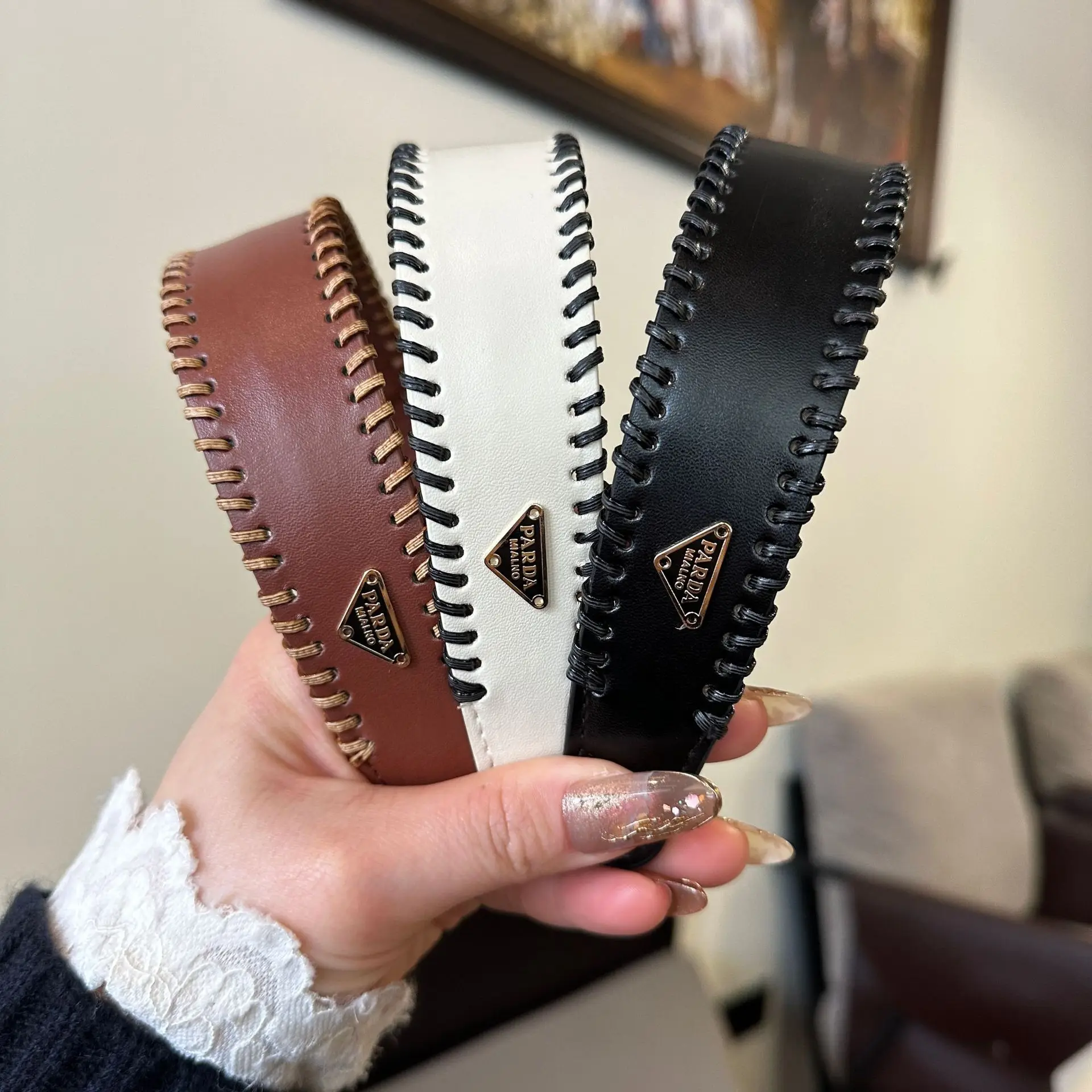 2026 New Style Retro Hong Kong Fashion Leather Hairband Wide Edge Thin Style Headband for Washing Face and Going Out
2026 New Style Retro Hong Kong Fashion Leather Hairband Wide Edge Thin Style Headband for Washing Face and Going Out