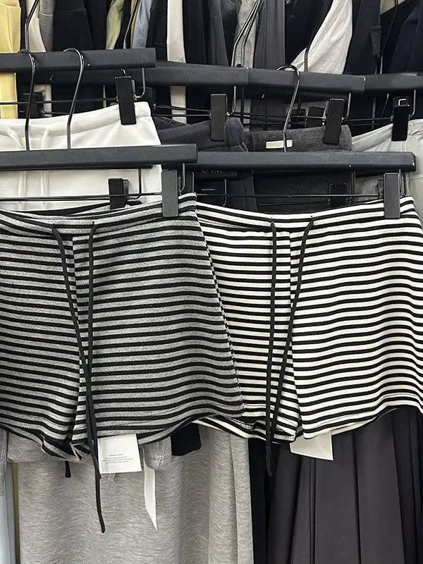 plus Size High Waist Striped Design Casual Shorts Women Summer Elastic Waist Wide Leg Pants Comfortable Breathable Polyester
plus Size High Waist Striped Design Casual Shorts Women Summer Elastic Waist Wide Leg Pants Comfortable Breathable Polyester
