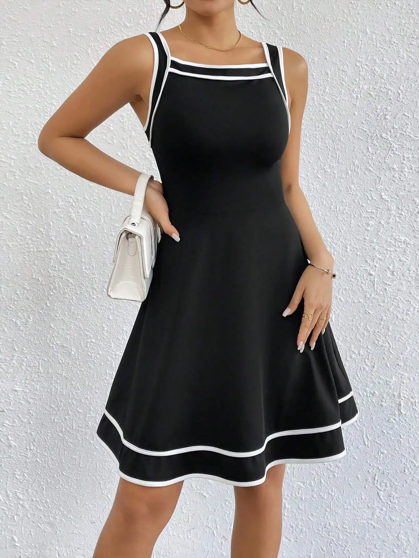 Black Contrast Binding Sleeveless A-Line Dress
Black Contrast Binding Sleeveless A-Line Dress