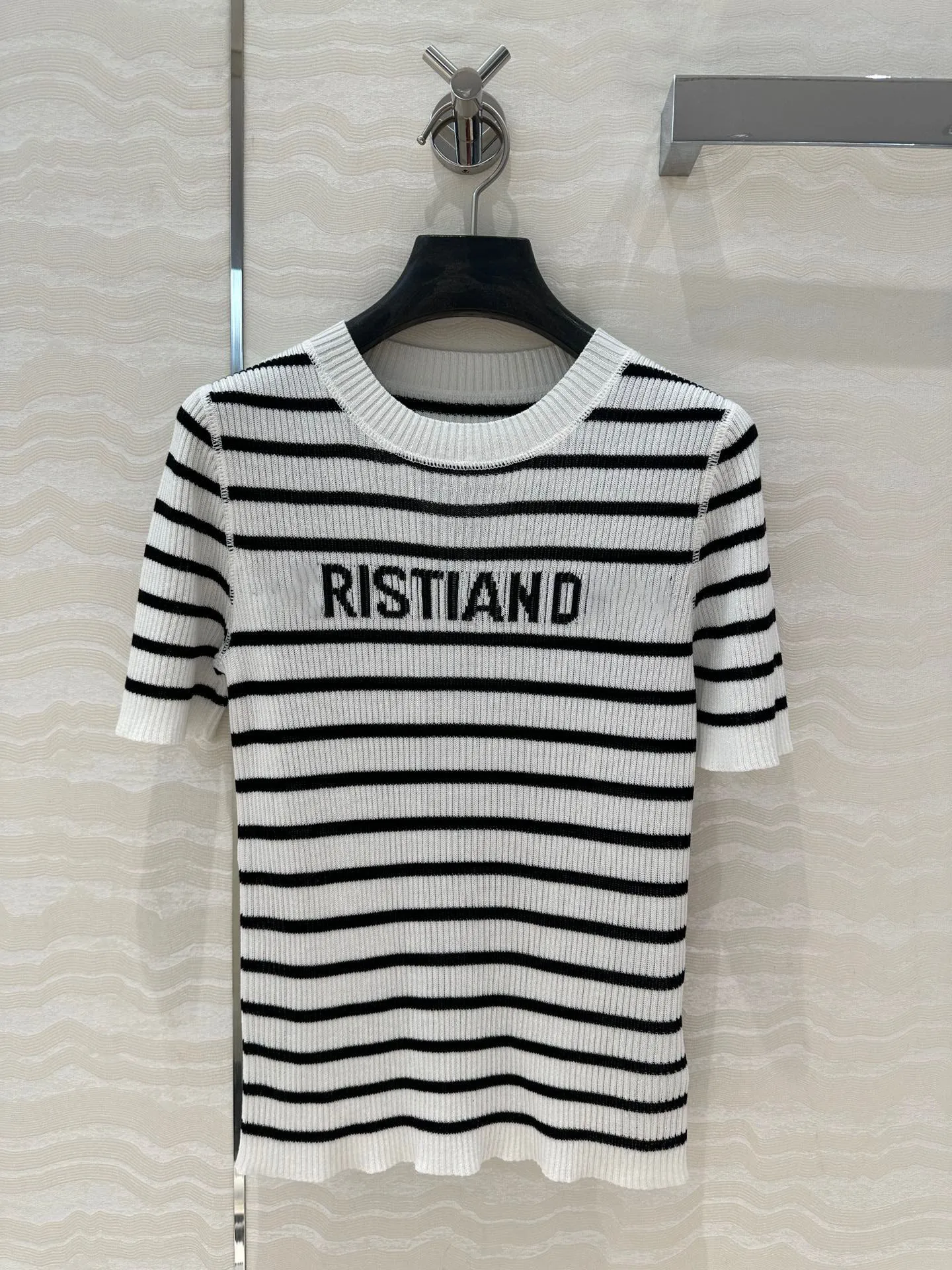 25 Spring/Summer New Product Navy Style Contrast Stripe Logo Letter Jacquard Knitted Shirt for Women's Casual Daily
25 Spring/Summer New Product Navy Style Contrast Stripe Logo Letter Jacquard Knitted Shirt for Women's Casual Daily