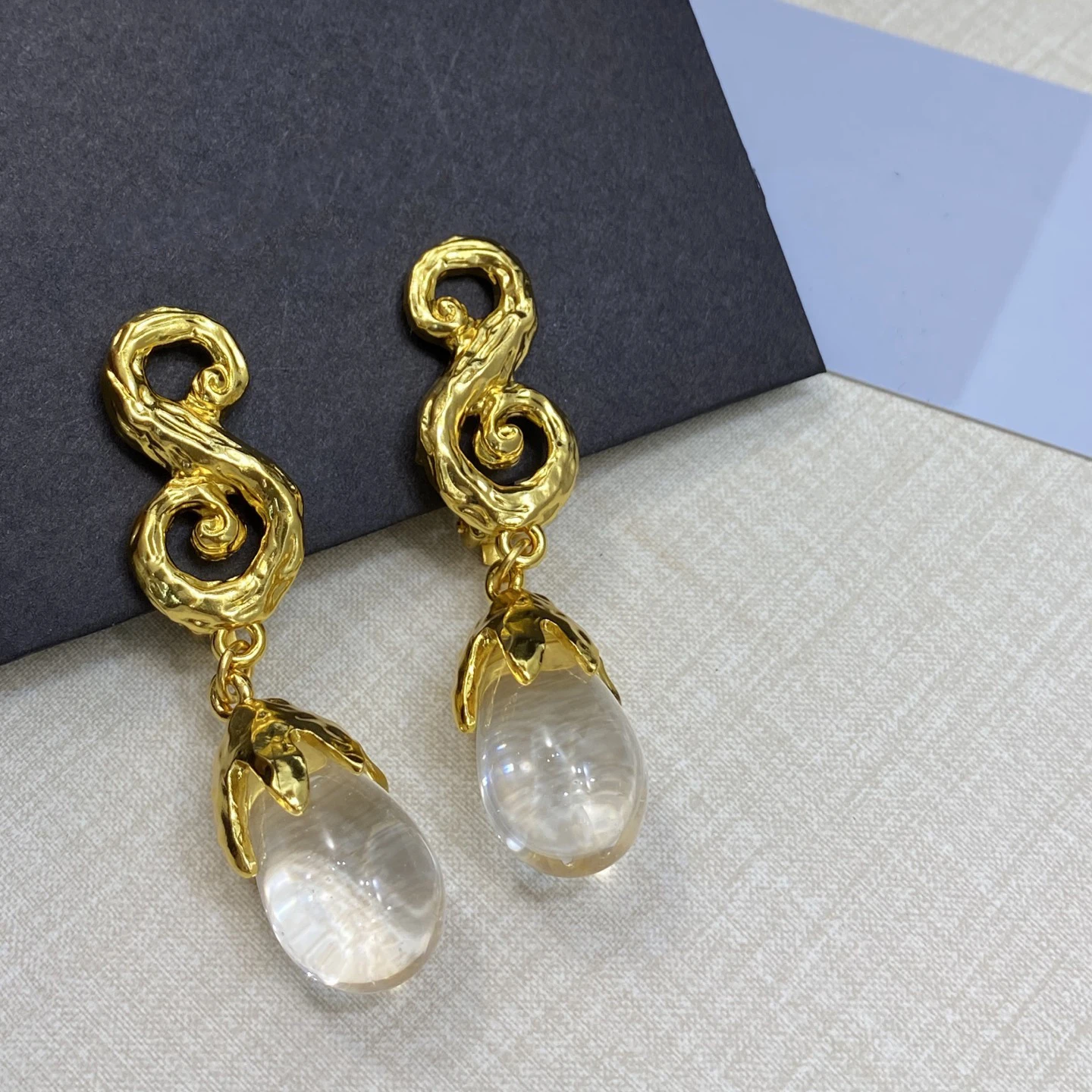 New Europe Brass Gold Plated Crystal Pendant Earrings Ear Clip Women Designer Brand Luxury Jewelry Accessories
New Europe Brass Gold Plated Crystal Pendant Earrings Ear Clip Women Designer Brand Luxury Jewelry Accessories