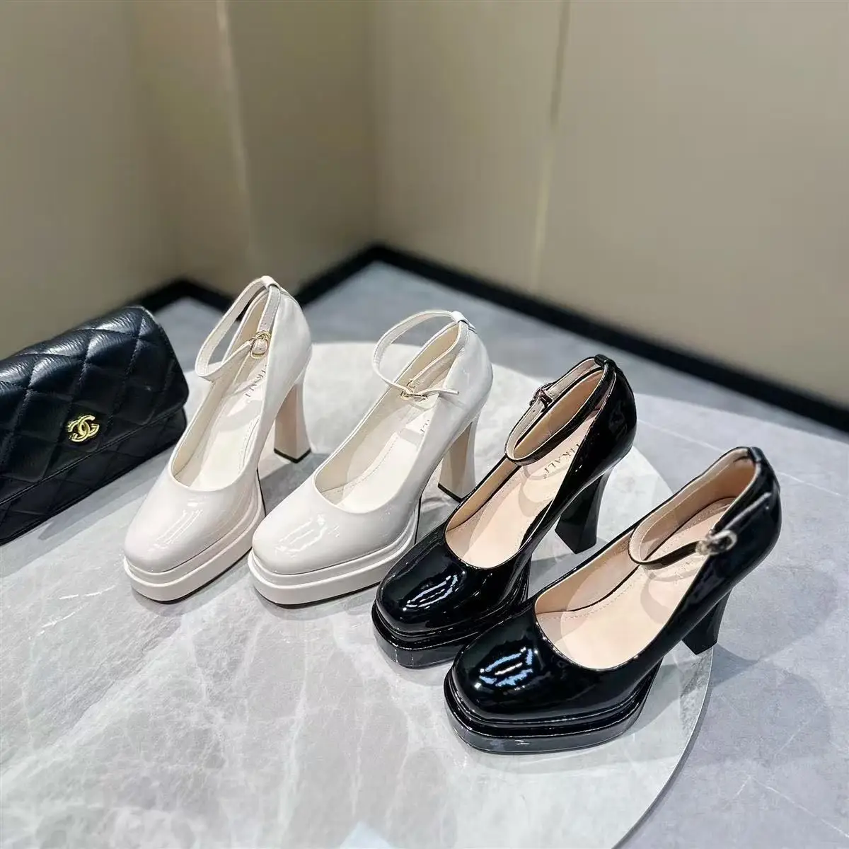 Women's French Retro Solid Color Mary Jane High Heels 2026 Spring and Summer New Buckle Design Shallow Mouth Low-top Shoes
Women's French Retro Solid Color Mary Jane High Heels 2026 Spring and Summer New Buckle Design Shallow Mouth Low-top Shoes