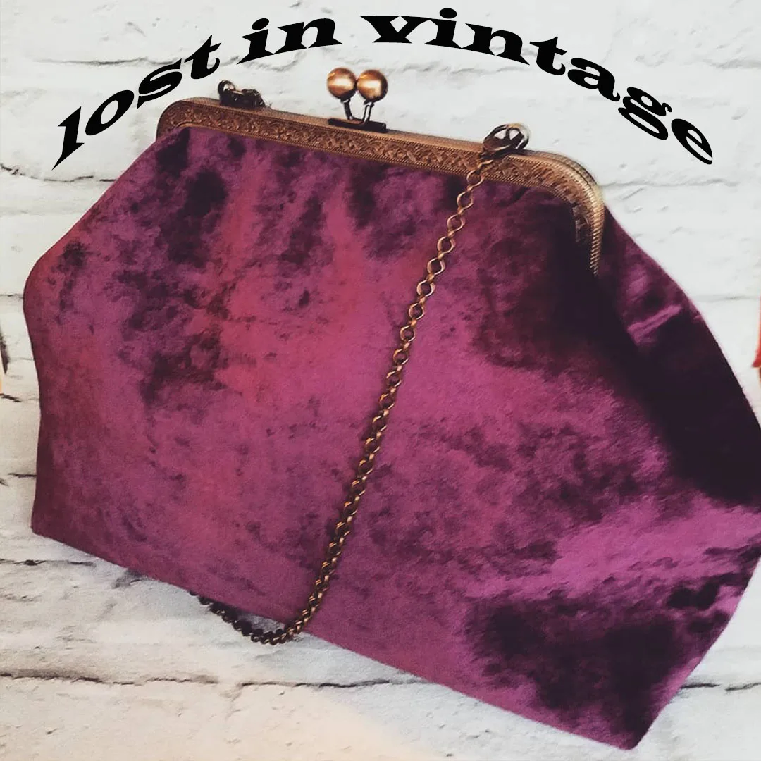 Lost in Vinatge Velvet Bag Snap Ball Kiss Lock Metal Frame Purse Gold Antique Frame Evening Clutch Bags 32x25x11cm
Lost in Vinatge Velvet Bag Snap Ball Kiss Lock Metal Frame Purse Gold Antique Frame Evening Clutch Bags 32x25x11cm