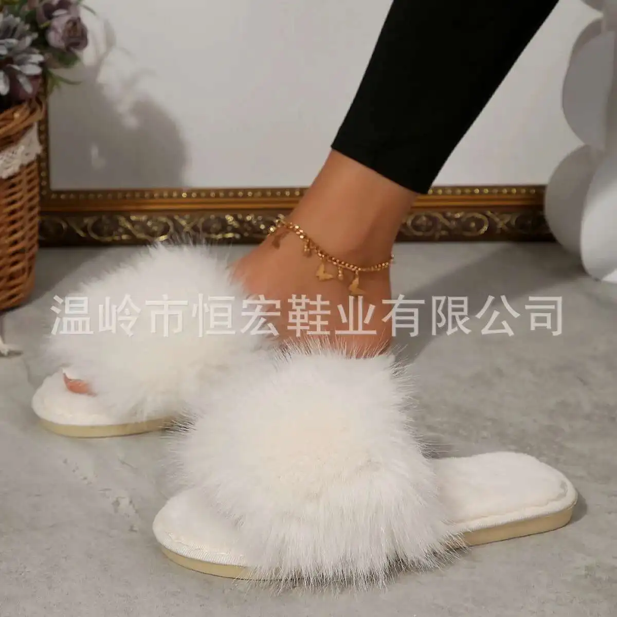 Новые мягкие плюшевые тапочки для женщин, осенне-зимняя теплая домашняя обувь, удобные домашние тапочки на мягкой нескользящей подошве
Новые мягкие плюшевые тапочки для женщин, осенне-зимняя теплая домашняя обувь, удобные домашние тапочки на мягкой нескользящей подошве