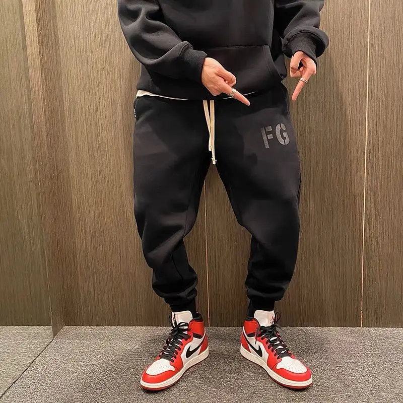 Мужские повседневные брюки большого размера 300, спортивные спортивные штаны с манжетами, свободные брюки Harlan Old Dad, молодежная мода
Мужские повседневные брюки большого размера 300, спортивные спортивные штаны с манжетами, свободные брюки Harlan Old Dad, молодежная мода