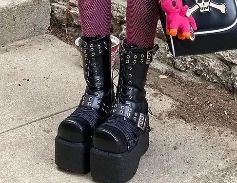 Punk Style Customized Color Square Toe Ankle Platform Women Boots with Rivet Chunky High Heels Lace Up Design Large Size Shoes
Punk Style Customized Color Square Toe Ankle Platform Women Boots with Rivet Chunky High Heels Lace Up Design Large Size Shoes