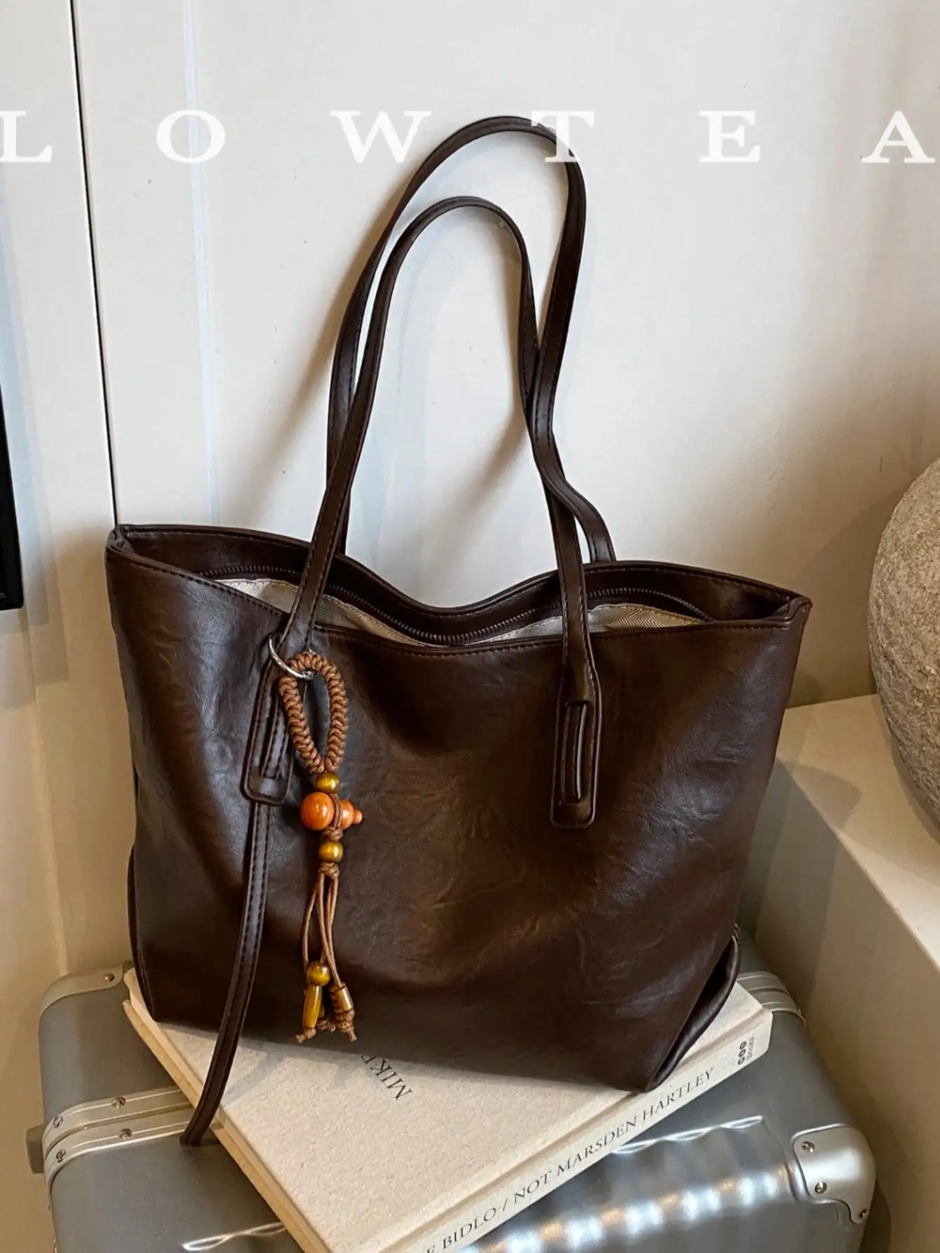 1pc Low Tea Solid Color PU Tote Bag, Women's Retro Fashion One Shoulder Tote Bag, Top Double Handle Design, Zipper Closure, Suitable For Travel, Shopping, Dating, Women's Gift, Very Suitable For Commuting, Outdoor, Travel, Hiking, Going Out (With Pendant)
1pc Low Tea Solid Color PU Tote Bag, Women's Retro Fashion One Shoulder Tote Bag, Top Double Handle Design, Zipper Closure, Suitable For Travel, Shopping, Dating, Women's Gift, Very Suitable For Commuting, Outdoor, Travel, Hiking, Going Out (With Pendant)