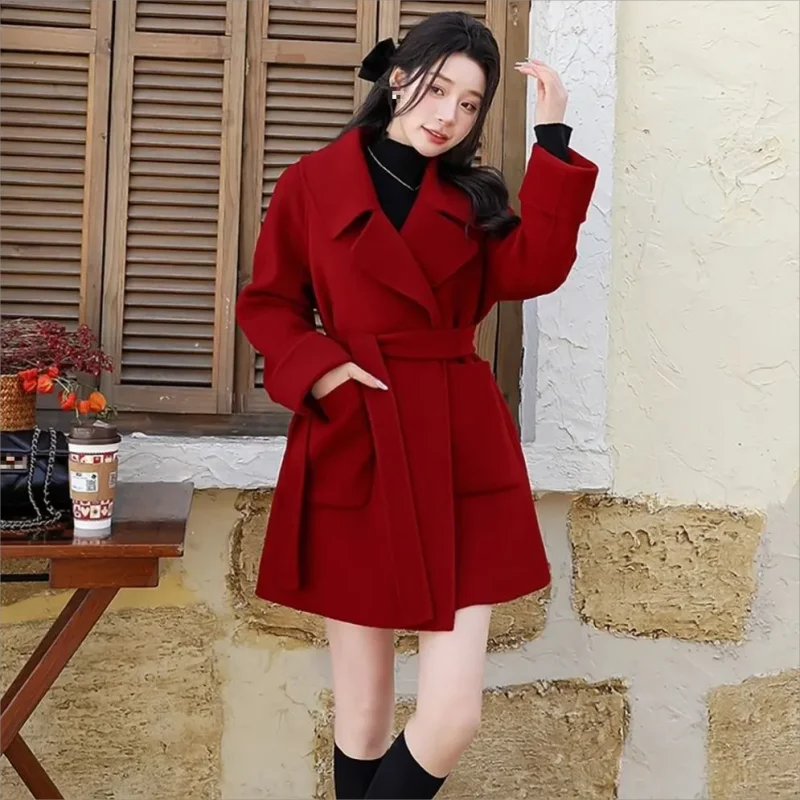 2024 Autumn winter Korean Black Short Woolen Coat Women's Loose Lacing Belt Red Woolen Overcoat
2024 Autumn winter Korean Black Short Woolen Coat Women's Loose Lacing Belt Red Woolen Overcoat