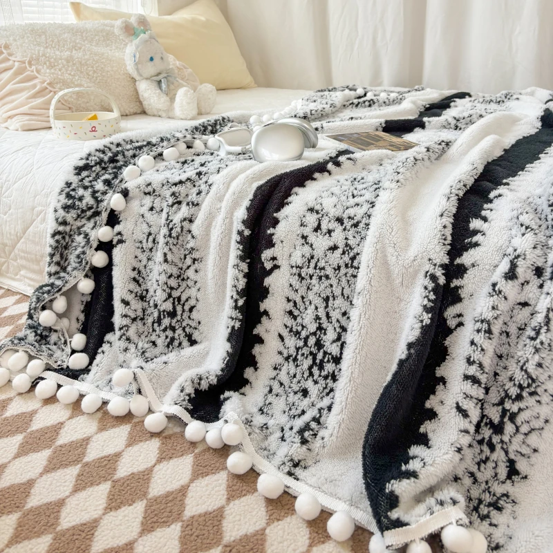 1pc Jacquard Blanket for Bed Black and White Sofa Blanket Single/Queen Size Blanket wit Ball Breathable Blankets Soft 캠핑 Plaids
1pc Jacquard Blanket for Bed Black and White Sofa Blanket Single/Queen Size Blanket wit Ball Breathable Blankets Soft 캠핑 Plaids